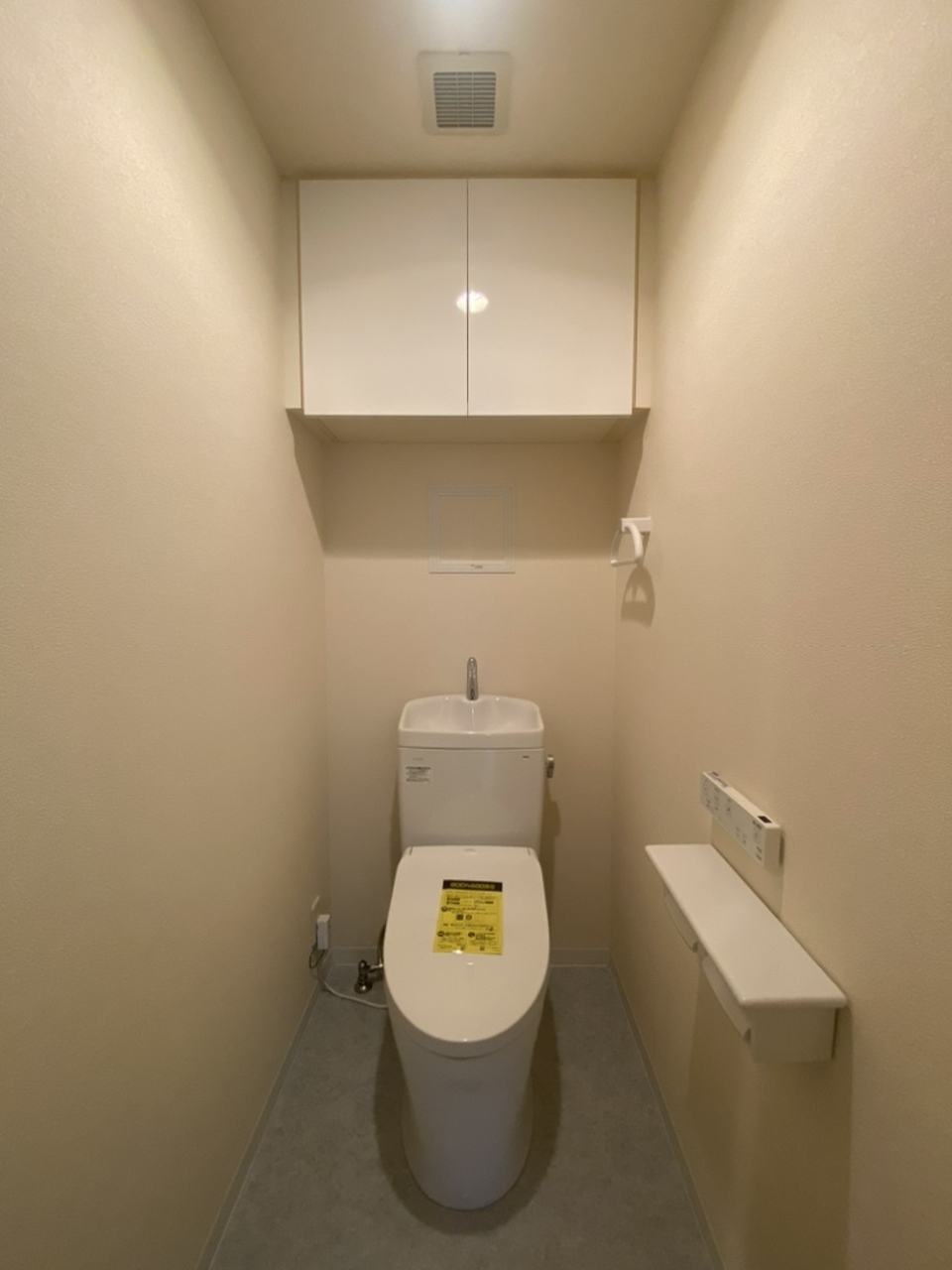 【トイレ】温水洗浄便座付きのトイレです。背面には吊戸棚が設けられており、トイレットペーパーのストックや掃除道具なども、収納できます。