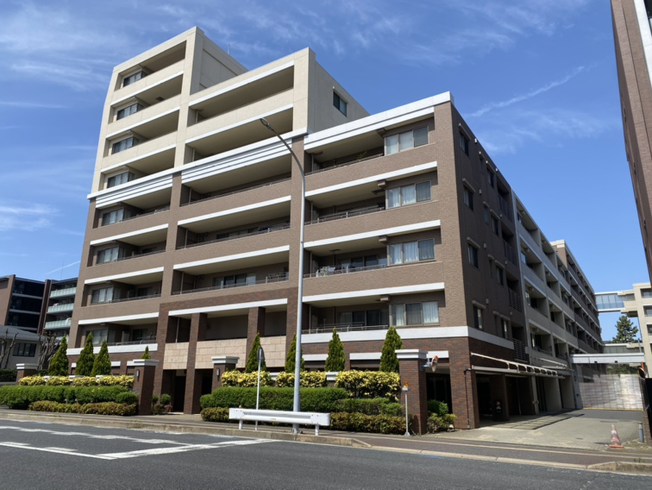 【外観写真】買い物施設や小学校が徒歩9分圏内に揃う、子育て世帯など、幅広い世代の方が暮らしやすい住環境も魅力です。周辺環境とあわせて、ぜひご検討ください。