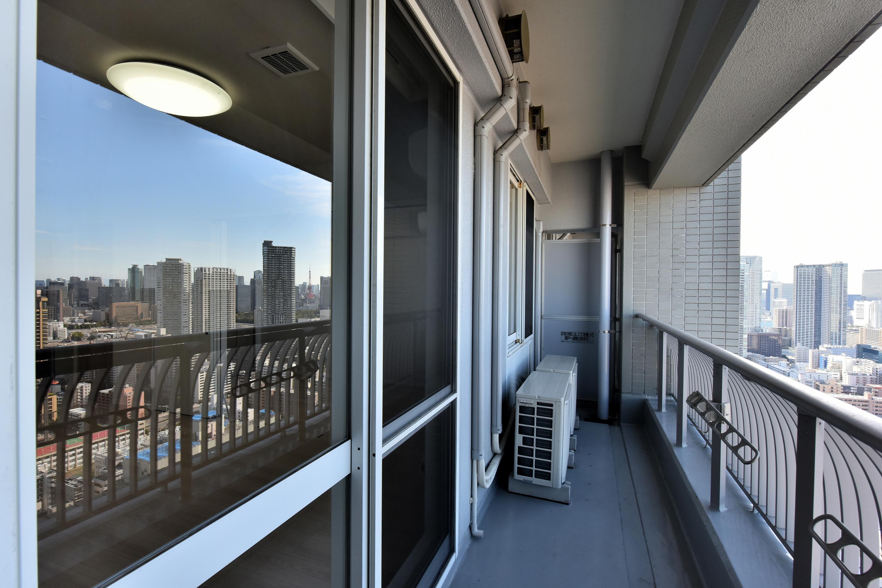 【バルコニー】3部屋に跨り、横幅が広いバルコニー。屋根があるので、少しの雨では洗濯物が濡れにくいです。物干し金物付き。