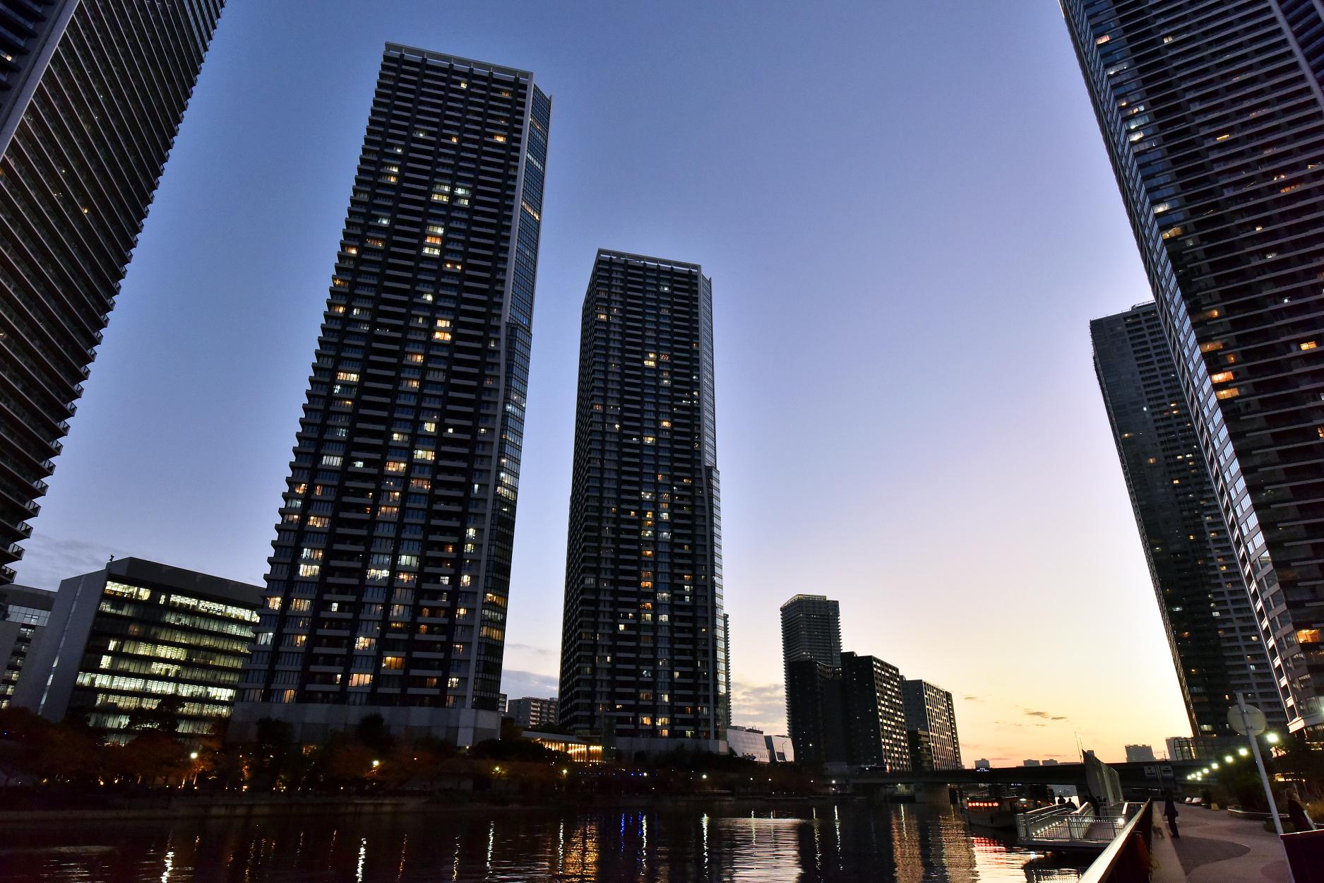 【現地外観写真】水辺に映えるタワーが、ベイエリアの夕景に美しく調和します。都市の煌めきと静けさが共存するこの場所で、心安らぐ日常を過ごすことができそうです。