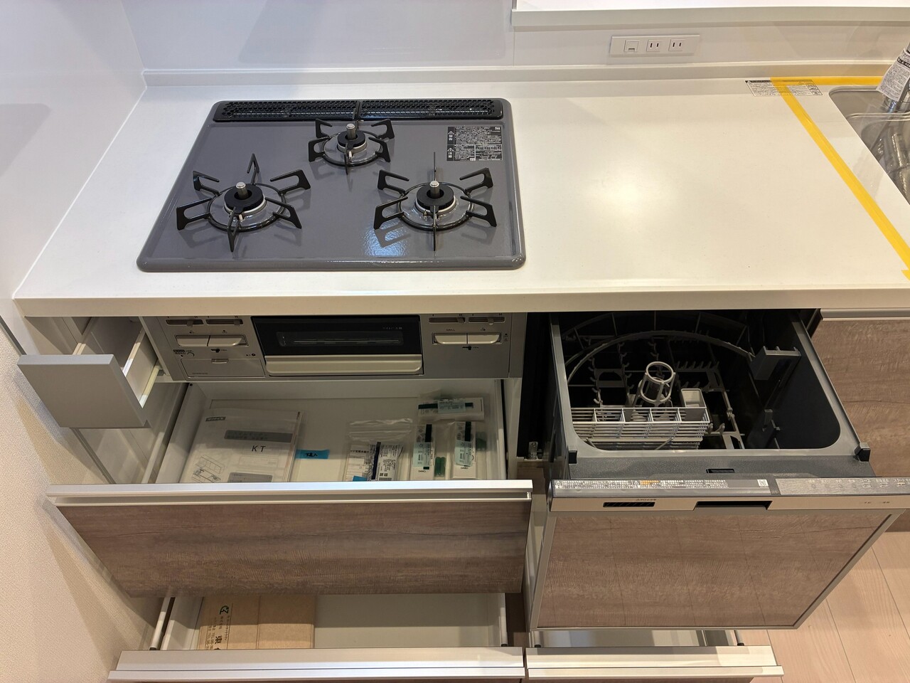 【キッチン】食器洗乾燥機付きで、家事の負担を軽減できそうです。3口ガスコンロで同時に複数品調理可能。お魚調理などに便利なグリルも備わっています。