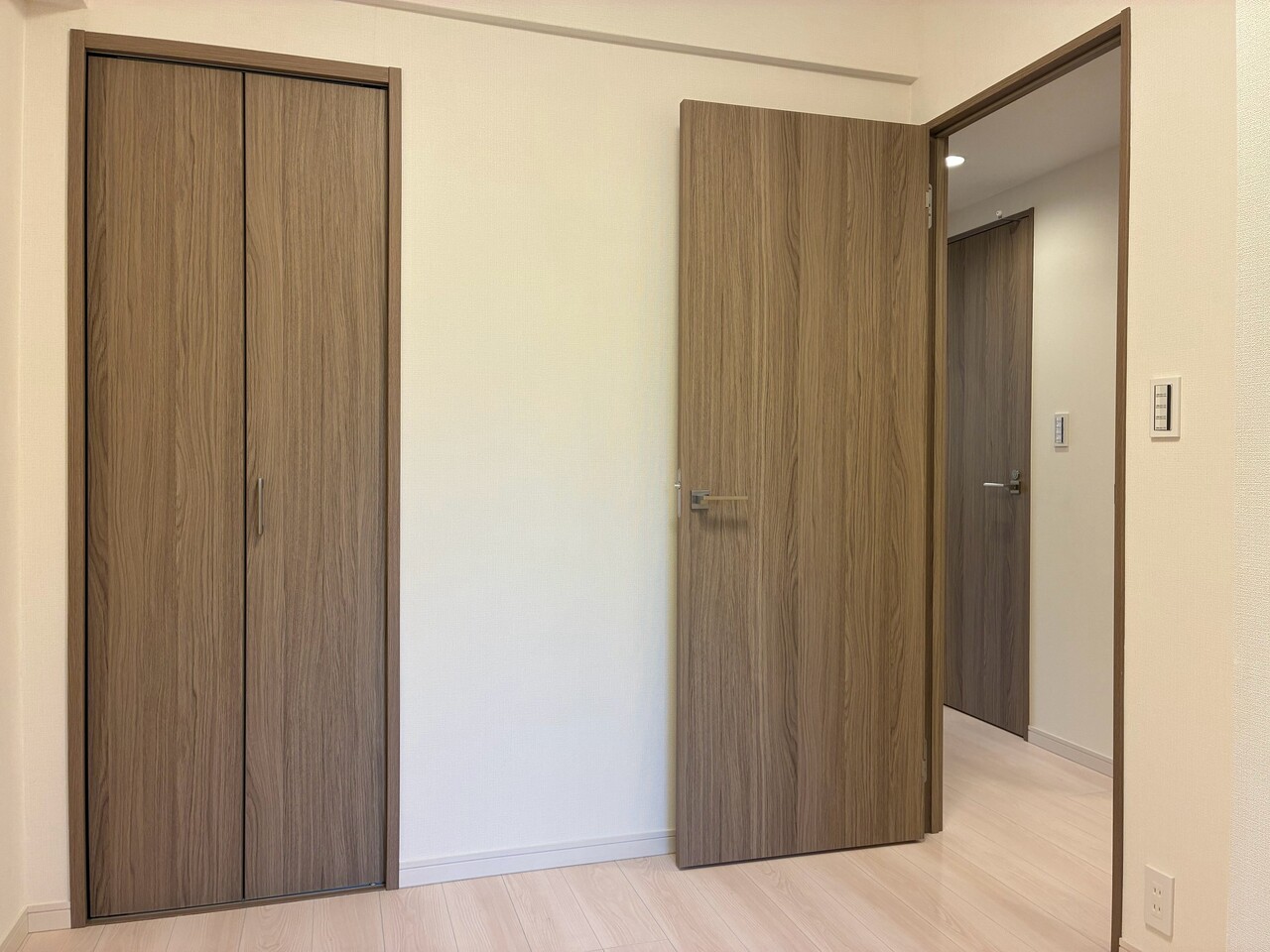 【洋室/約4.1帖】インテリアを選ばないシンプルな内装です。子供部屋やテレワークの作業部屋としてもおすすめのお部屋です。クローゼットが備わっています。