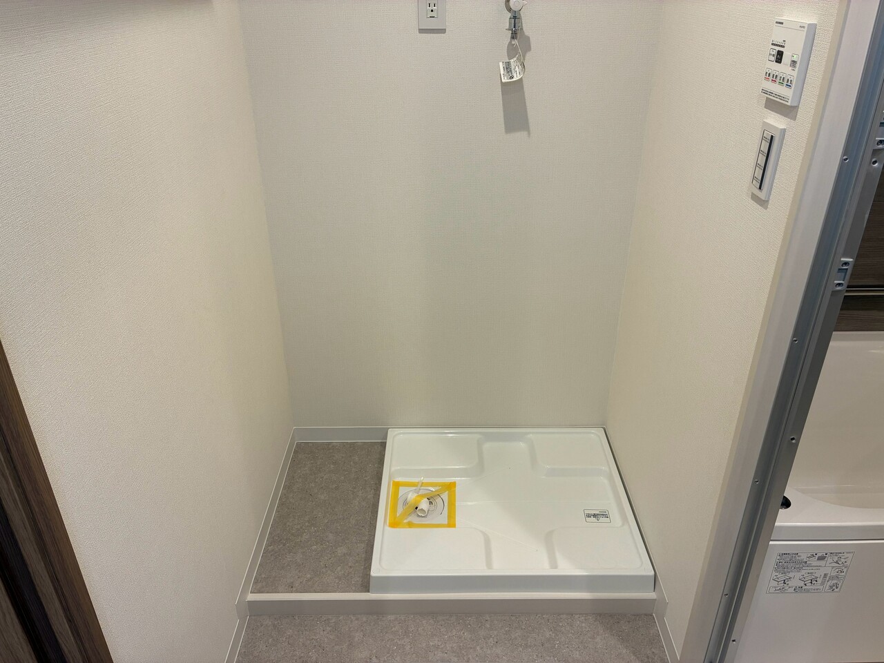 【洗濯機置場】洗面室に、洗濯機置場が設けられています。設置可能な洗濯機のサイズや蛇口の高さなど、詳しくはお気軽にお問い合わせください。
