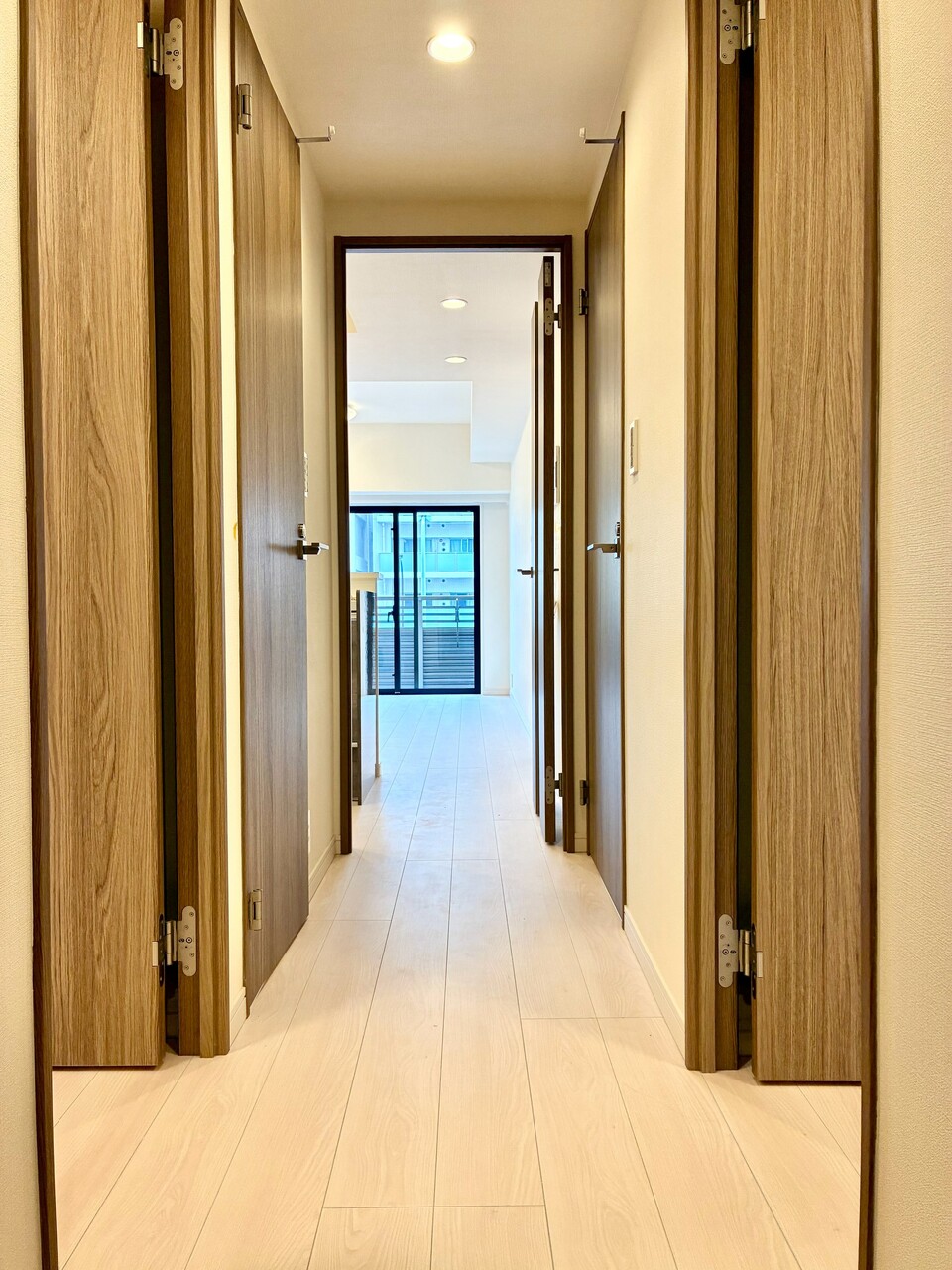 【廊下】LDKへまっすぐ続く廊下です。玄関から洗面室やトイレへのアクセスがしやすい配置なので、お出かけ前後の利用もスムーズです。