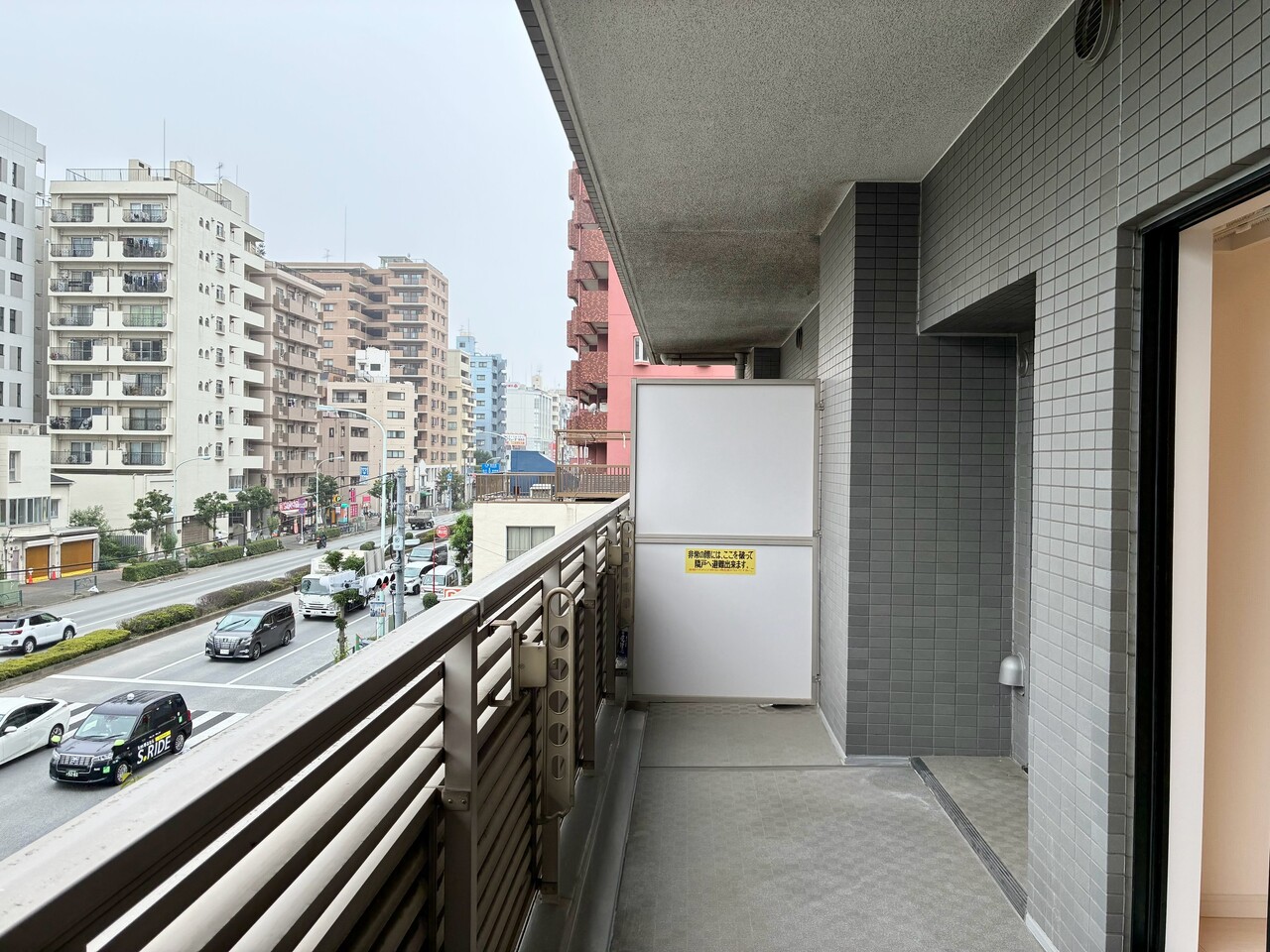 【バルコニー】南向きで陽当りを確保しやすく、天気の良い日には洗濯物がすっきりと乾きそうです。便利な物干し金物が設置されています。