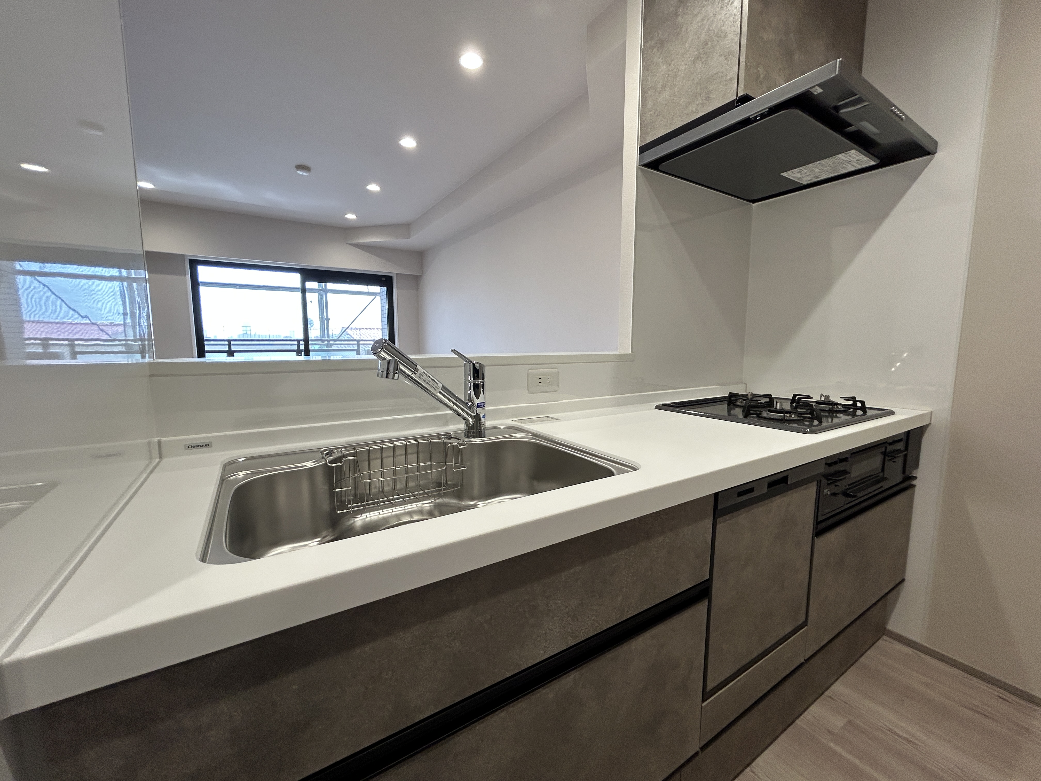 【キッチン】シックな色合いのキッチンには食器洗乾燥機が搭載されています。食事後の家事の時短が叶い、ご家族の時間をゆっくりと過ごすことができます。