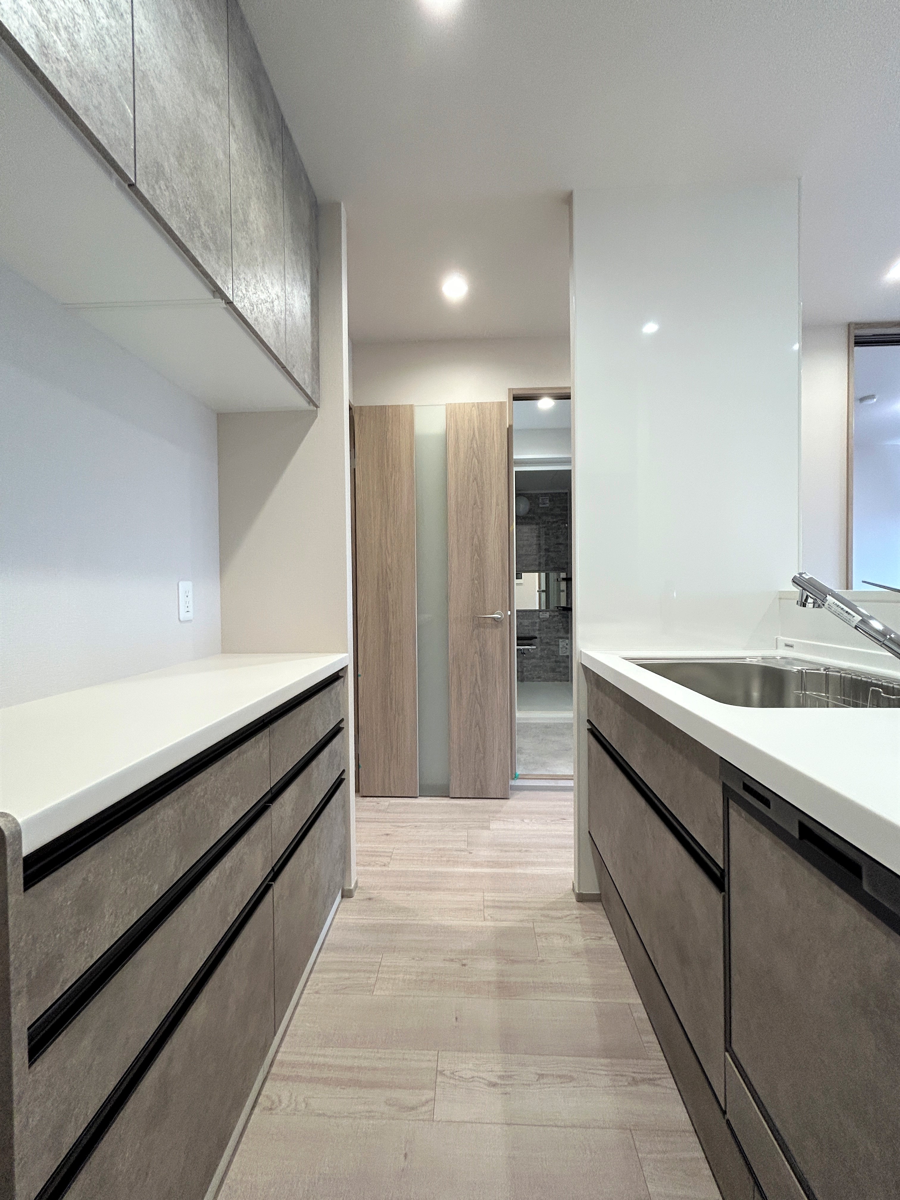 【キッチン】キッチンと同色のカップボードが設置され、統一感があります。収納スペースが豊富なためキッチンまわりをすっきりと保てそうです。