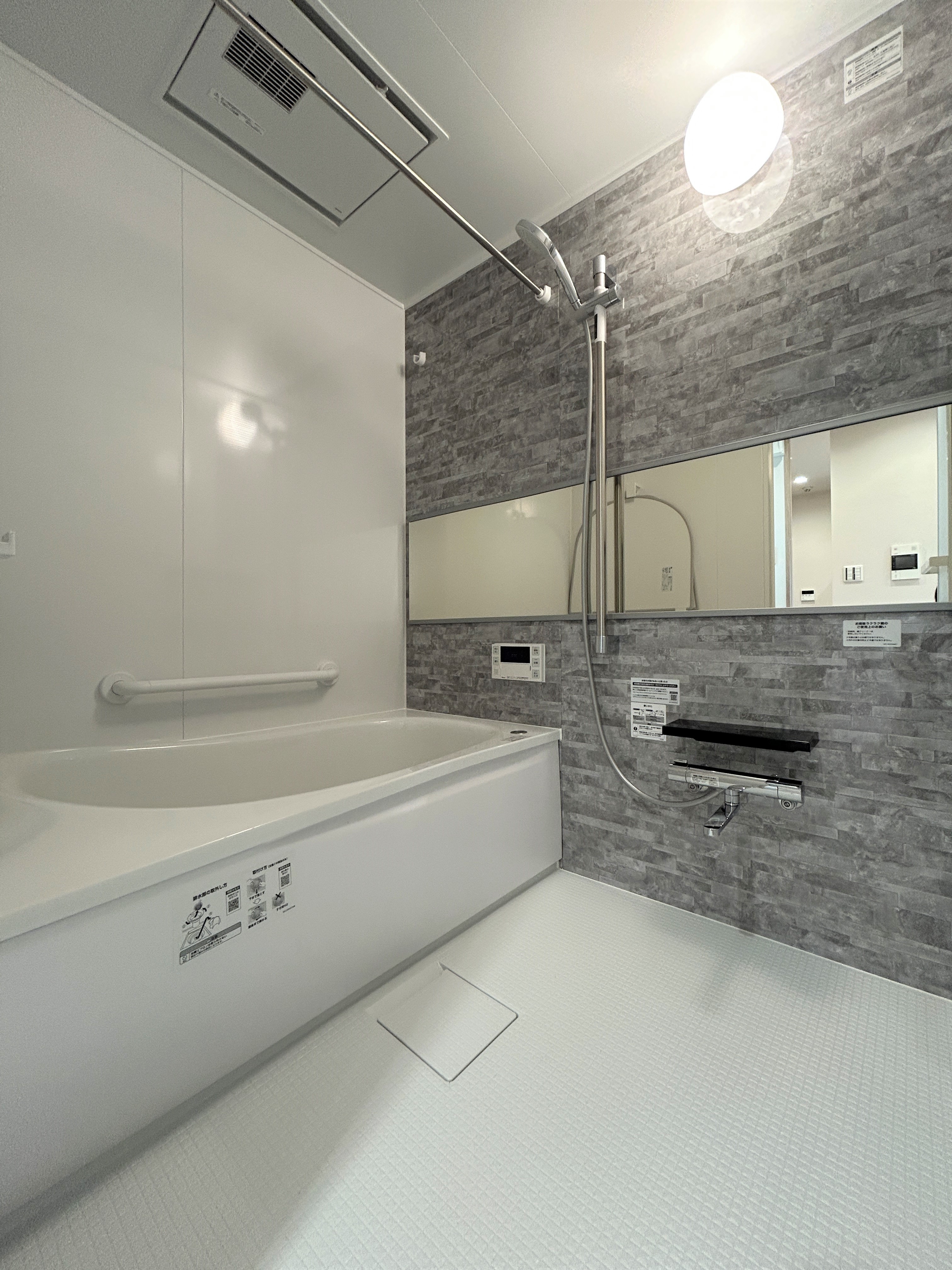 【浴室】横長のミラーやアクセントパネルが施された浴室。ハンガーパイプ・浴室換気乾燥機付きのため、天候や時間帯を気にすることなく、洗濯物が乾かせます。