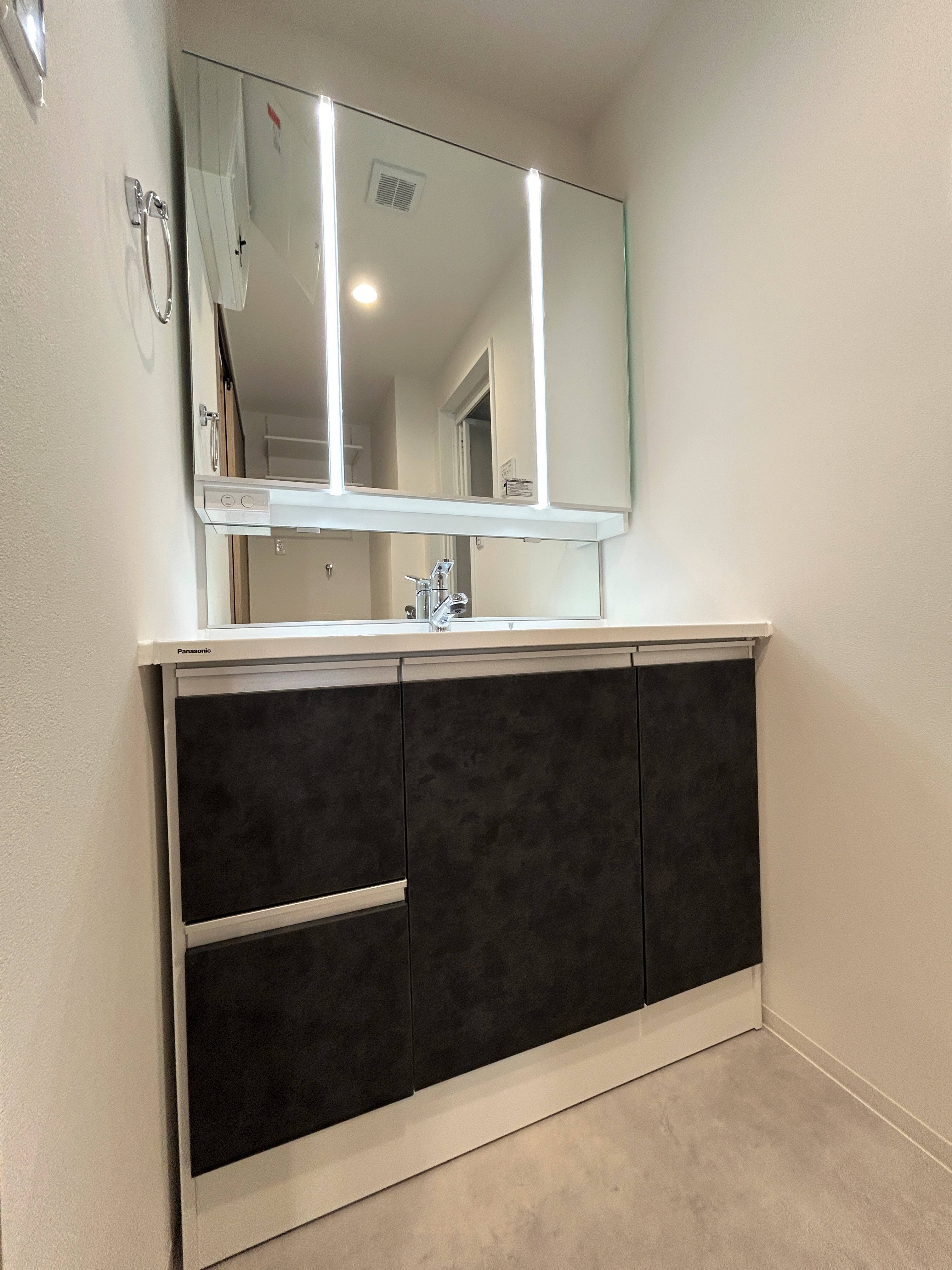 【洗面所】チャイルドミラー付きで、お子さまも利用しやすい洗面化粧台です。三面鏡裏・洗面ボウル下に収納があり、洗面用品や化粧品などを整理できます。