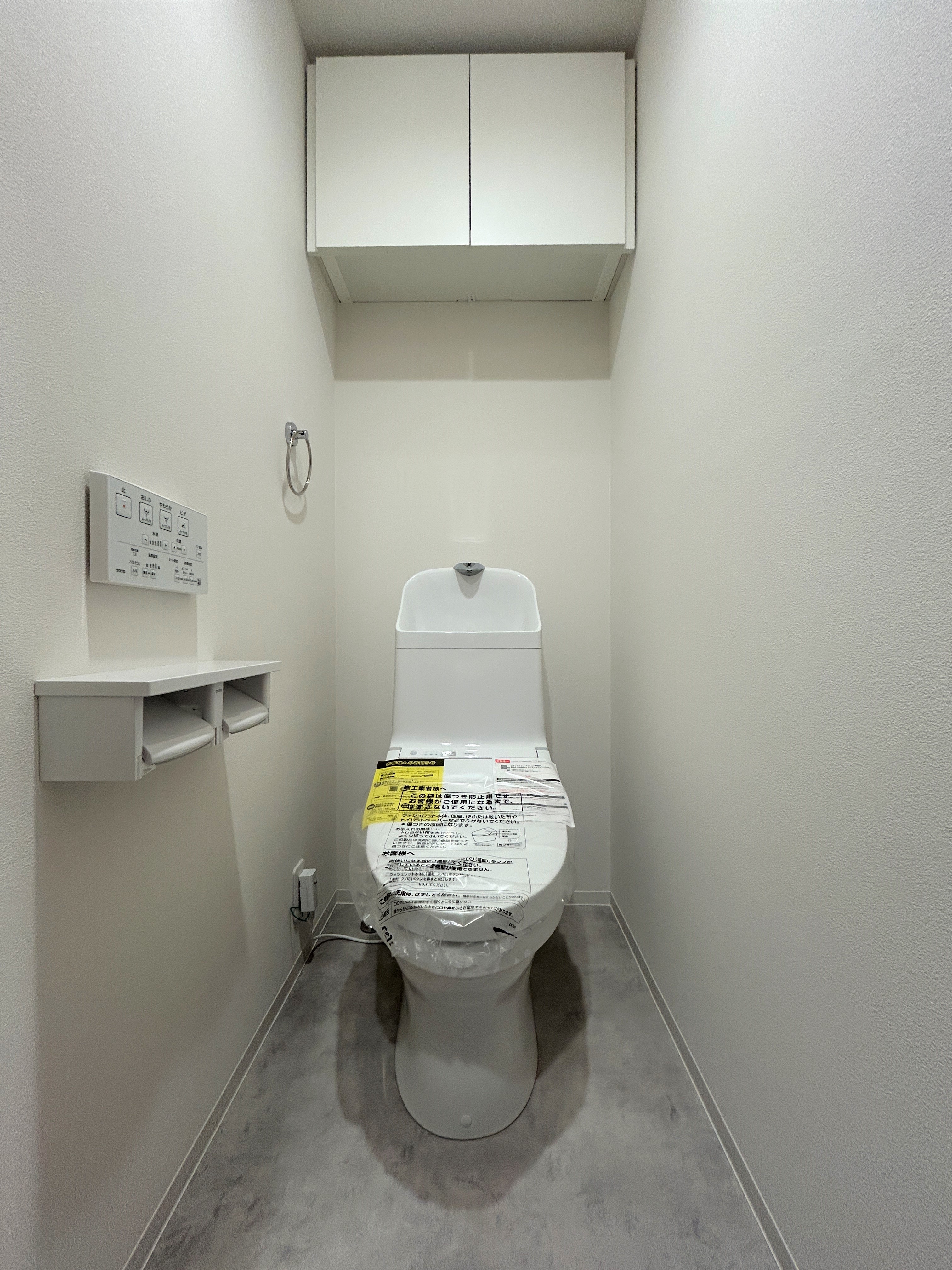 【トイレ】温水洗浄便座付きで、毎日快適に利用できます。2連式のトイレットペーパーホルダーが設置され、予備のロールを常にセットしておけます。