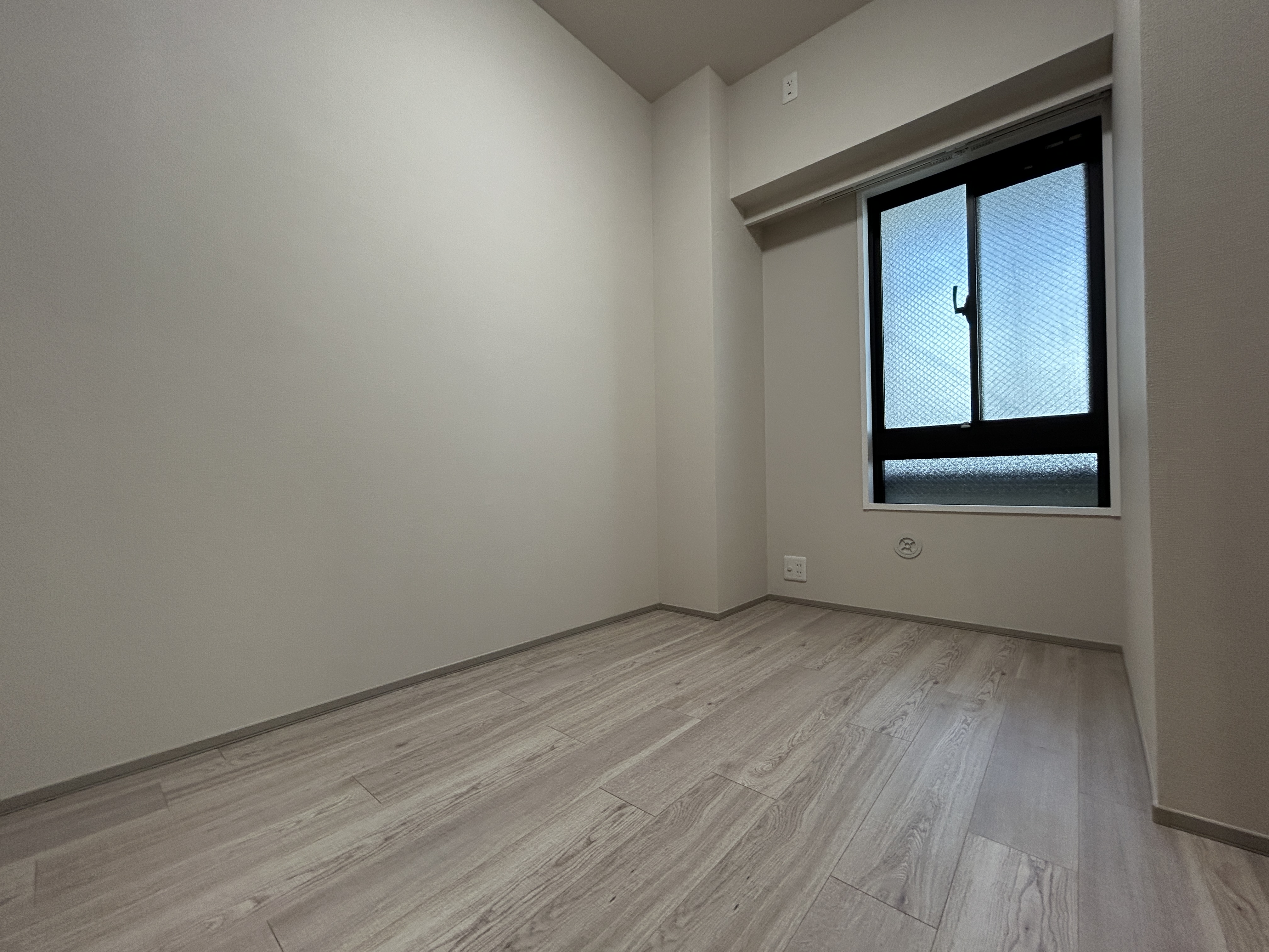 【洋室/約4.0帖】子ども部屋や趣味部屋など、多目的に使いやすい約4.0帖の広さ。窓付きで採光と通風が確保されています。