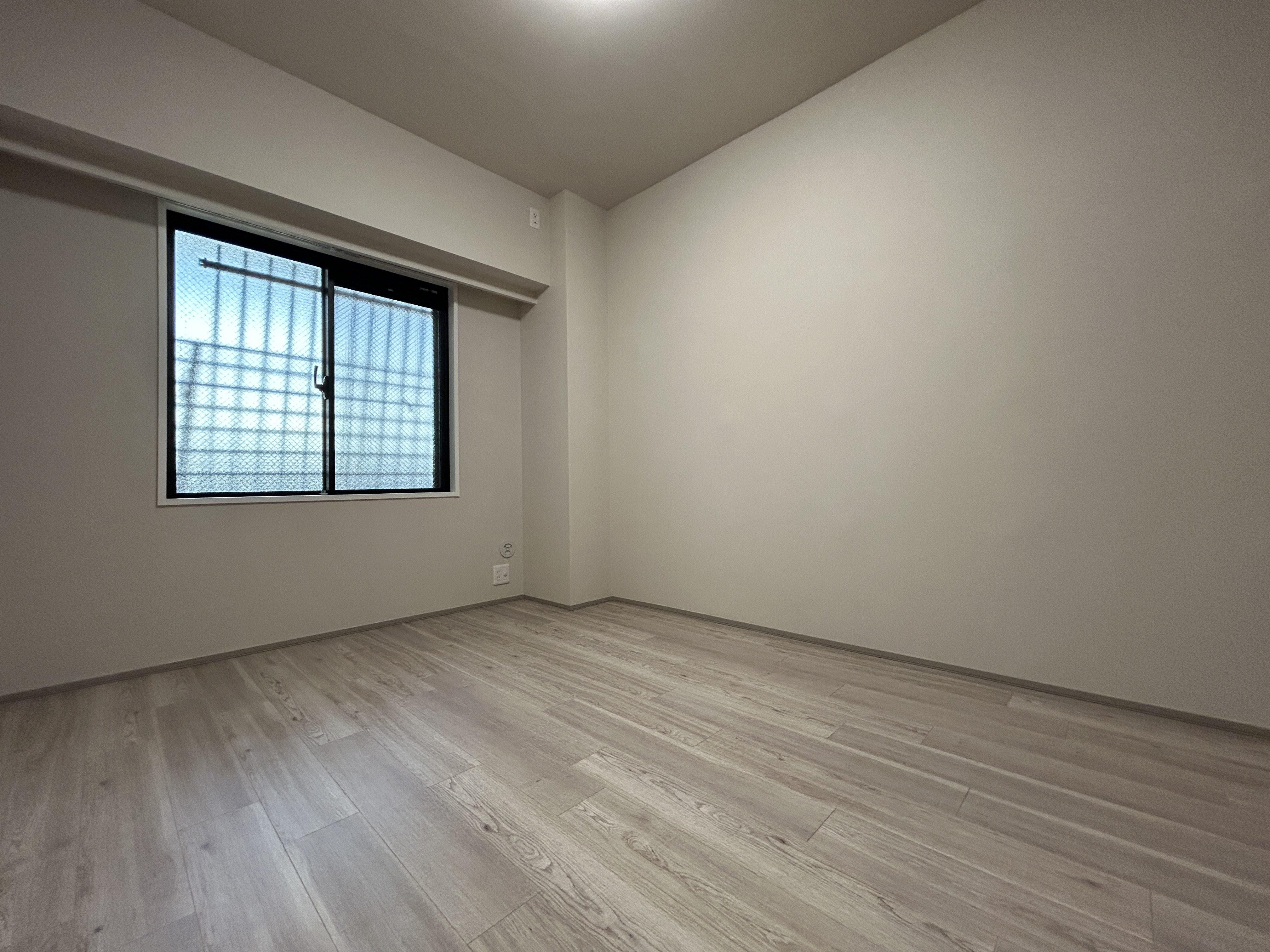 【洋室/約5.8帖】玄関からのアクセスがよく、独立性の高いお部屋です。窓は腰高窓のため壁面が多く、ベッドや机などの家具が配置しやすいです。