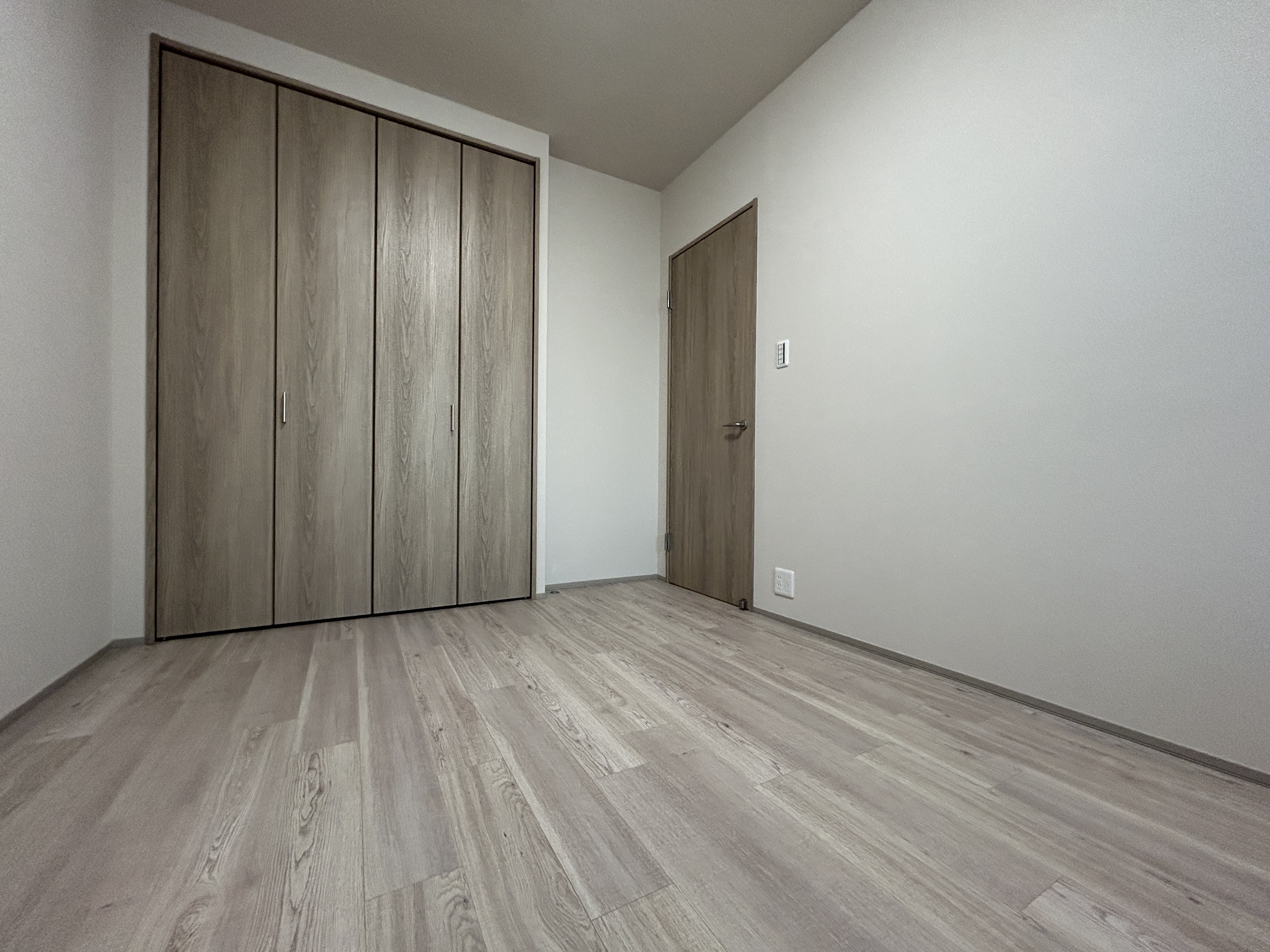 【洋室/約5.8帖】洋室の中で最も広く、主寝室におすすめです。クローゼット付きのため収納家具の設置を最低限に抑えられます。