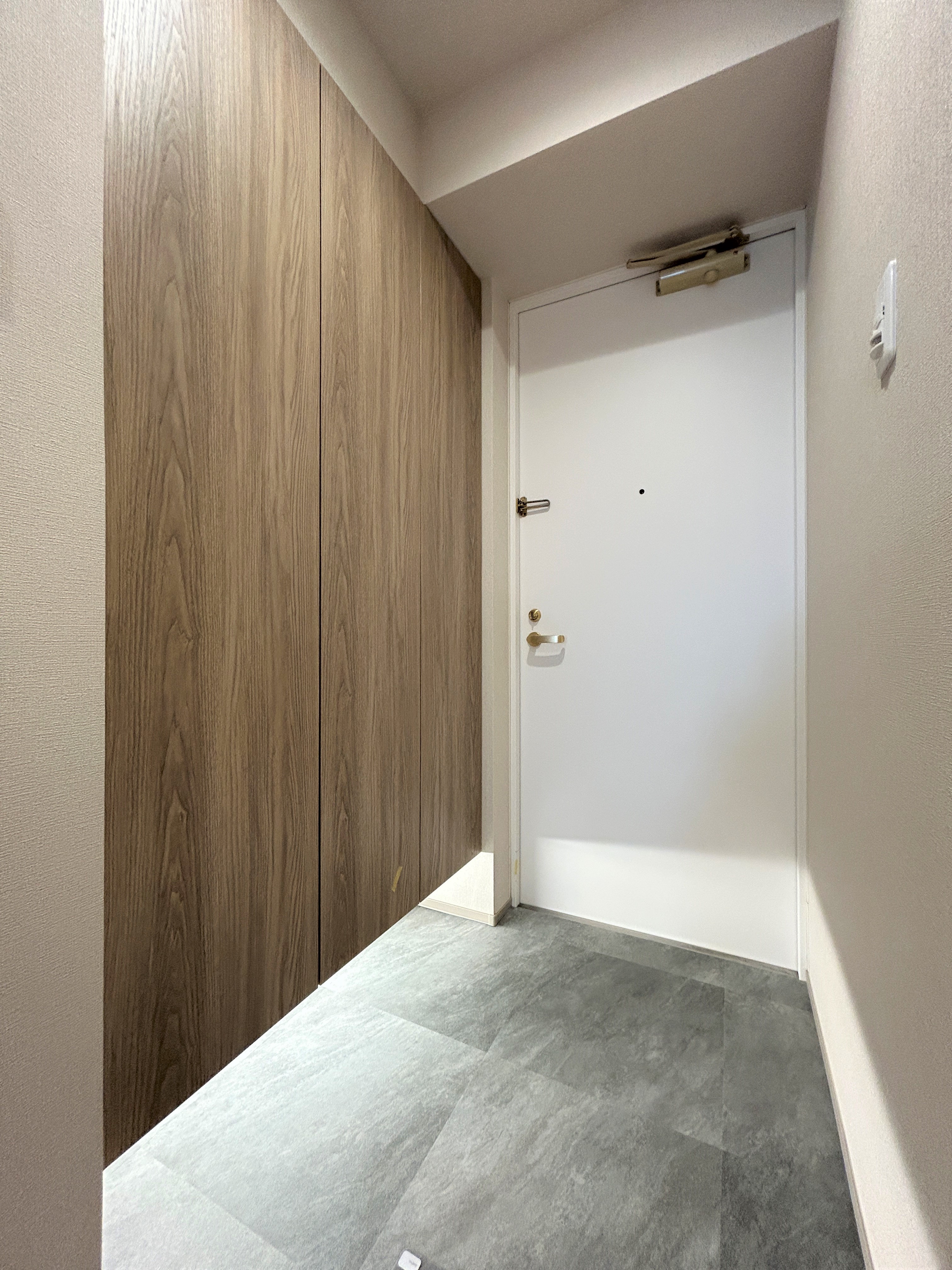 【玄関】デザイン性のあるタイルが印象的な玄関。床面のお手入れがしやすい、フロートタイプのシューズボックスが設置されています。