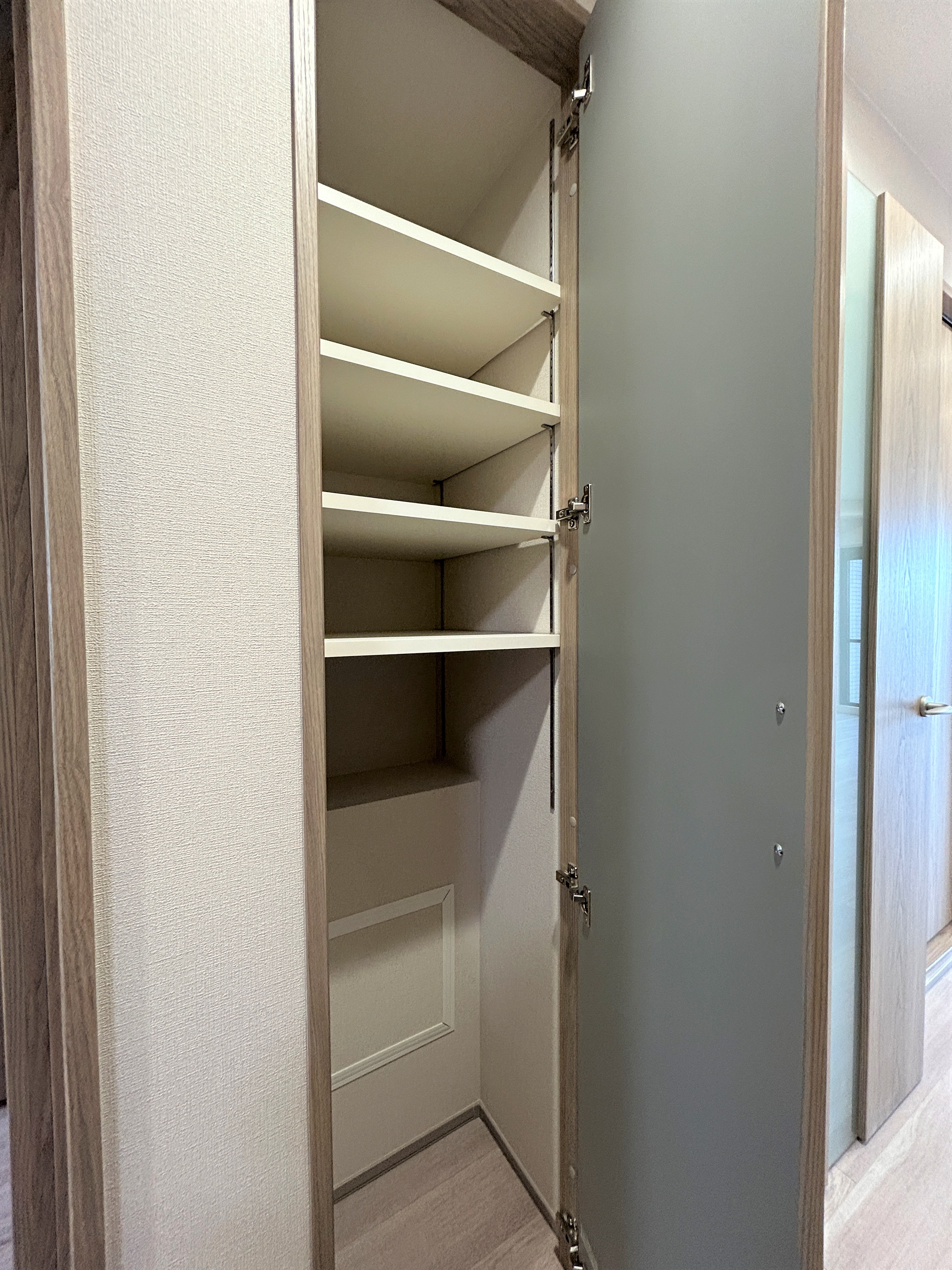 【廊下収納】廊下に棚付きの収納スペースがあります。散らかりがちな書類や小物の整理、掃除機やストック品などの収納に便利です。