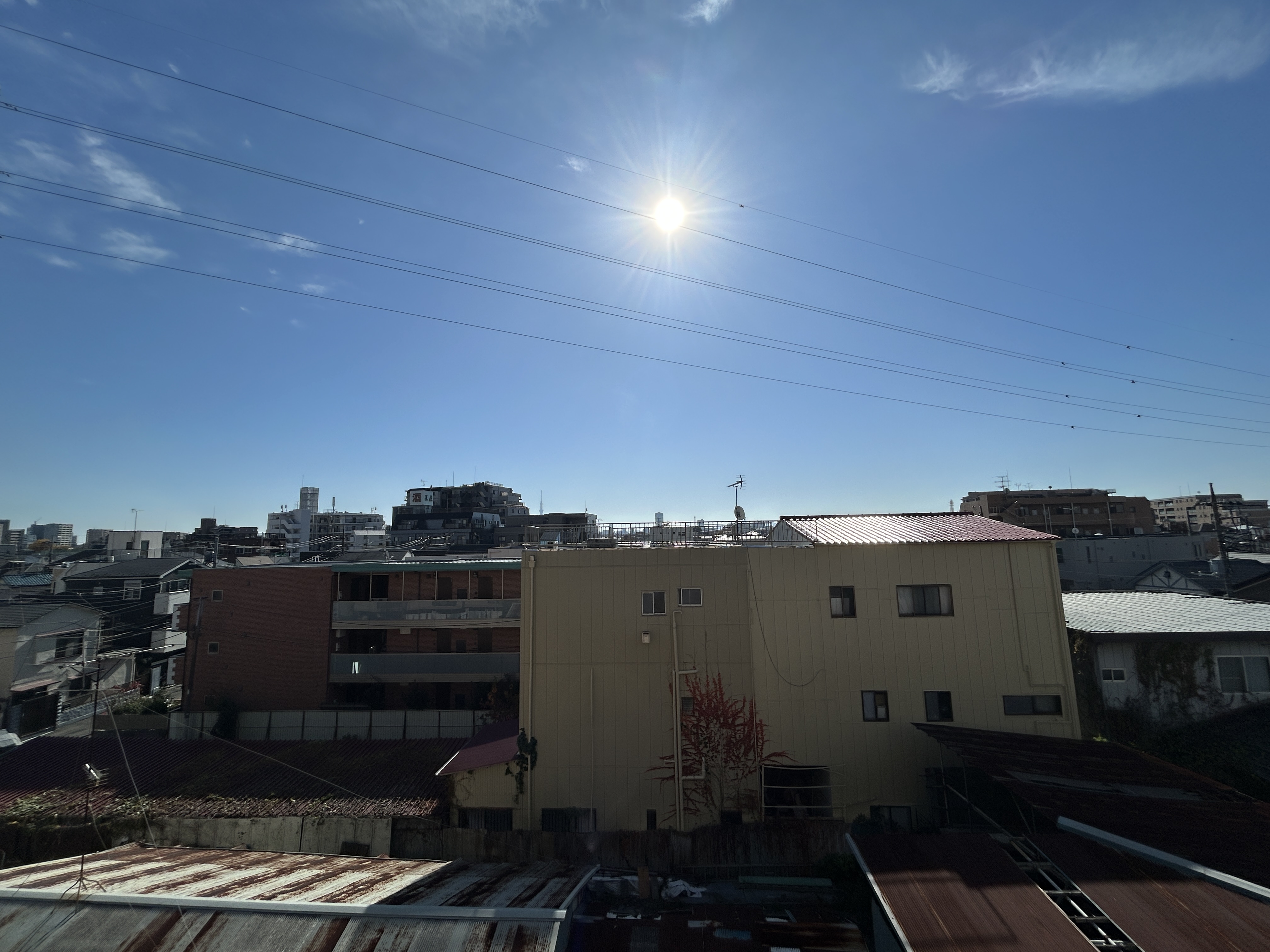 【住戸からの眺望】南向きバルコニーにつき、あたたかな陽光が射しこみます。晴天時には爽やかな青空を楽しめそうです。※眺望は将来に渡って保証するものではありません。