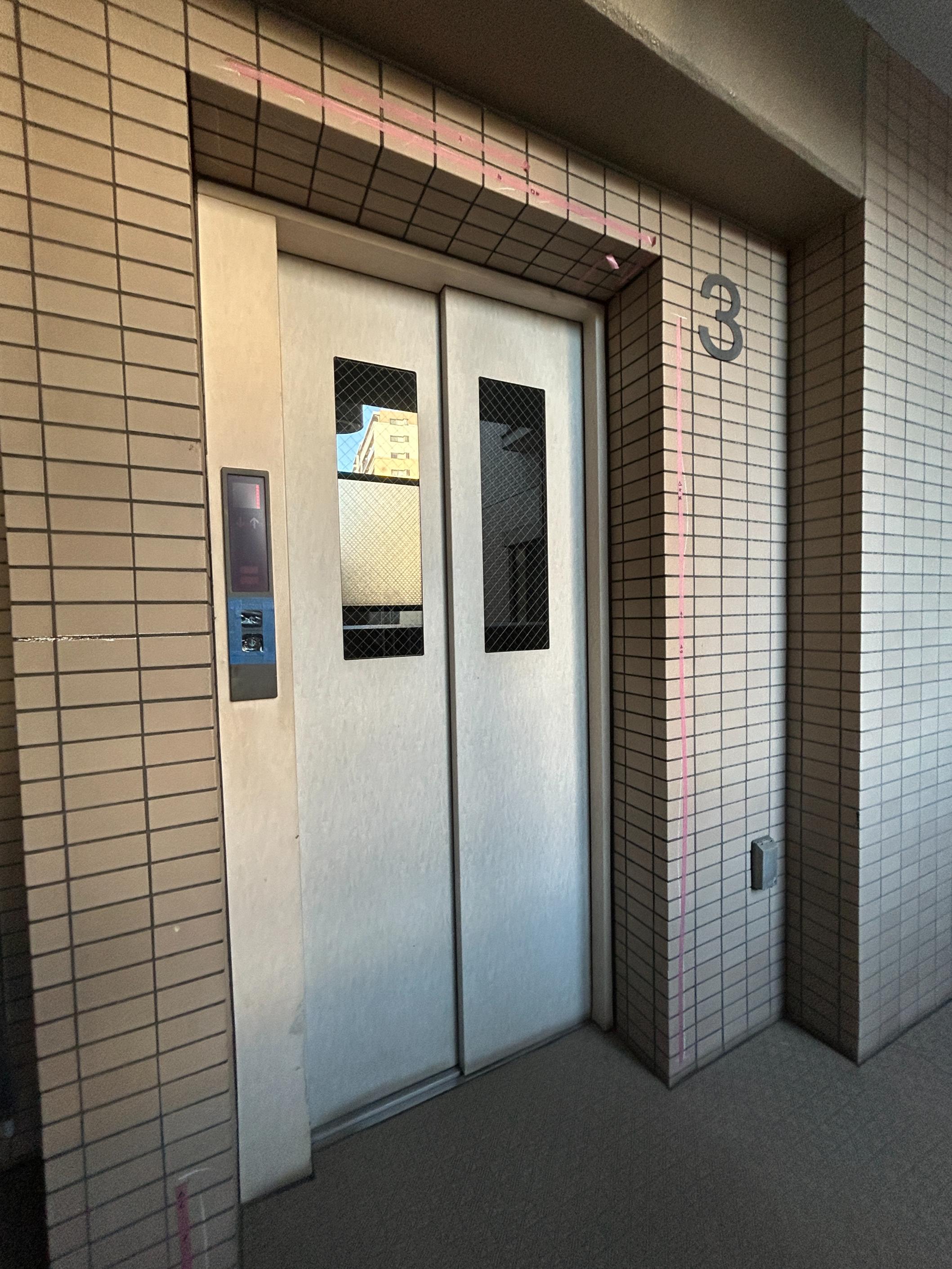 【エレベーター】マンションにエレベーターが設置されているので、住戸階までの移動がスムーズです。重たい荷物を持っている際やベビーカー利用時にも心強い設備です。