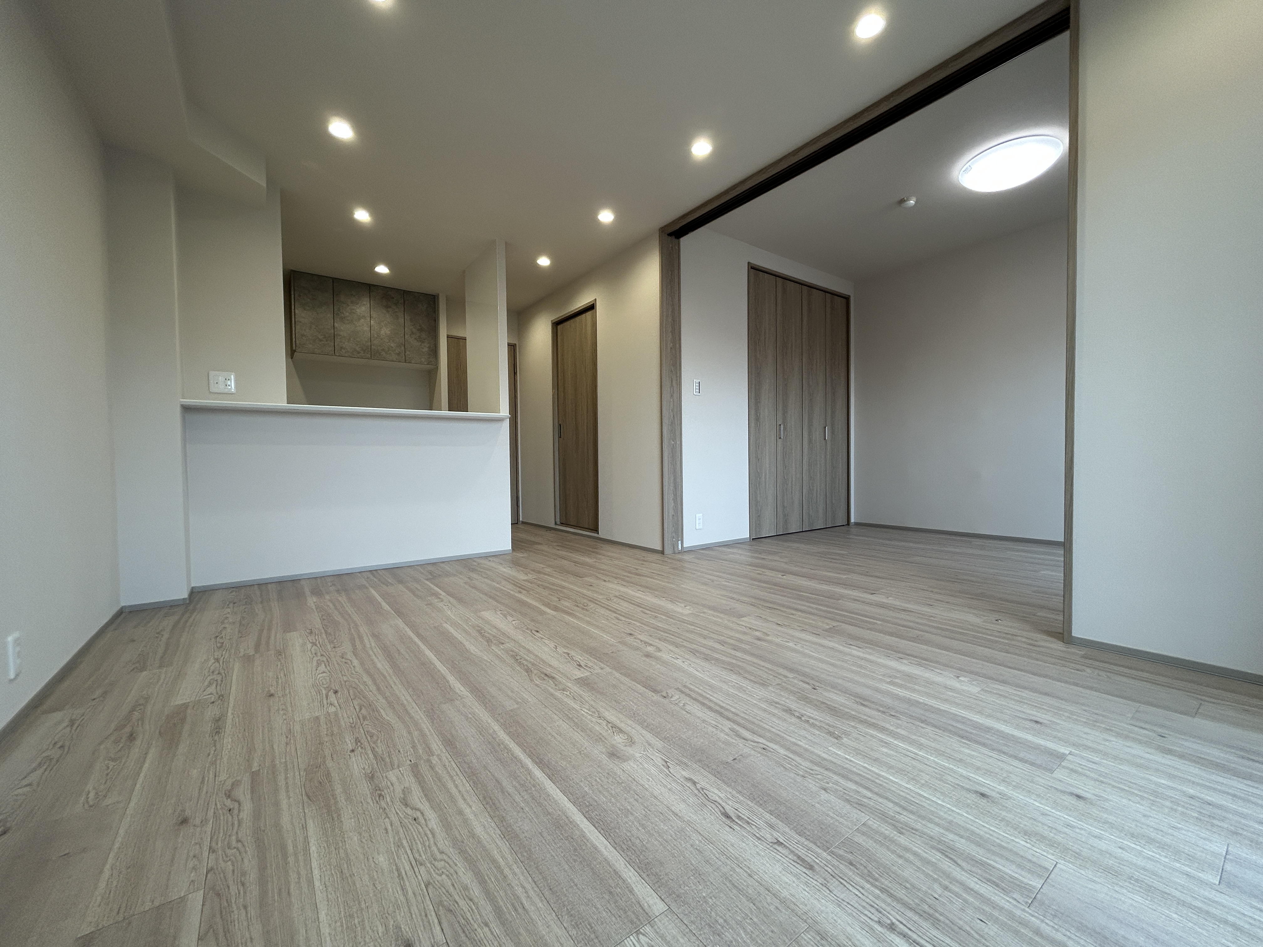 【LDK】対面式キッチンが採用されています。キッチン前にダイニングテーブルを配置すると、配膳や片付けがスムーズに。調理や片付けをしながらの会話も弾みます。