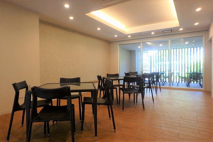 【コミュニティスペース】テーブルや椅子が設置されています。住民の方が気軽に集まり、会話を楽しんだり、ゆったりと過ごしたりできます。