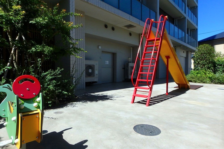 【プレイロット】滑り台をはじめとした遊具が備わり、お子さまが元気に遊べる環境が整っています。