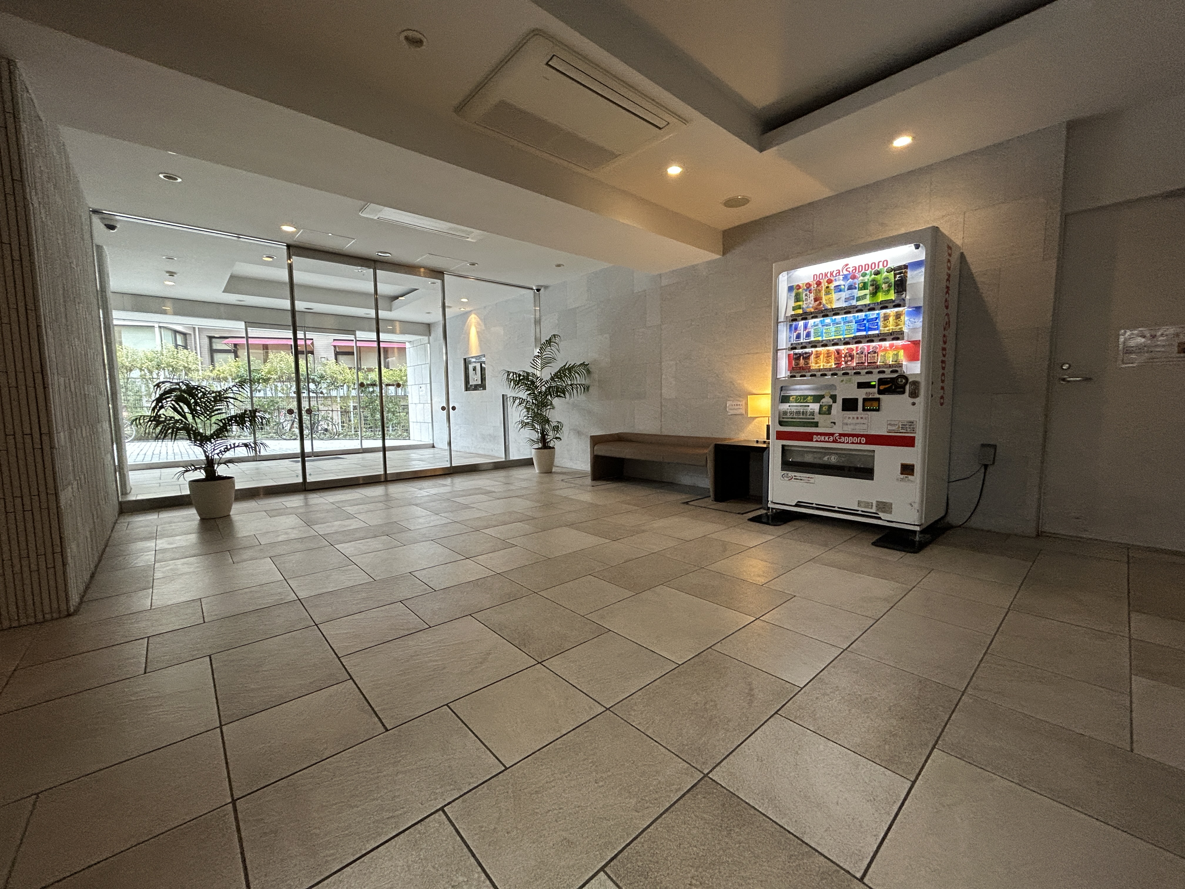 【エントランスホール】明るく清潔感のあるエントランス。オートロックシステム付きで、セキュリティ面に配慮されています。