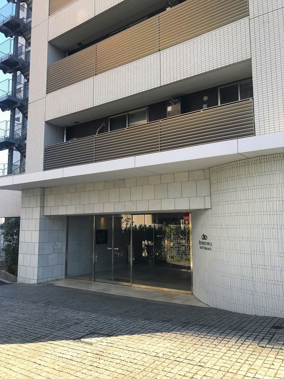 【現地外観】地上14階建て・総戸数66戸のマンション。徒歩9分圏内に小中学校があり、子育て世帯にもおすすめの住環境です。