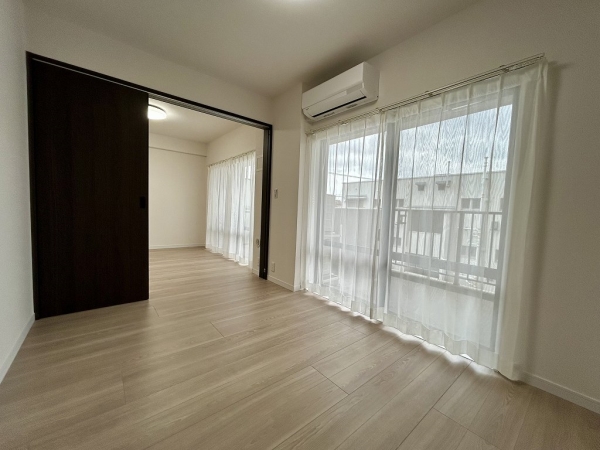 南側洋室（約３．９畳）