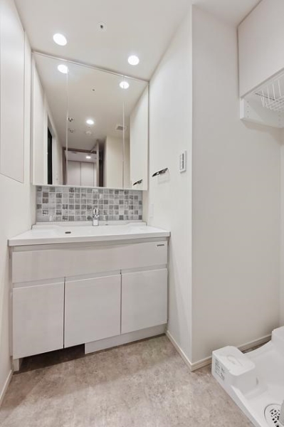 ■洗濯機置場上にも吊戸棚を採用