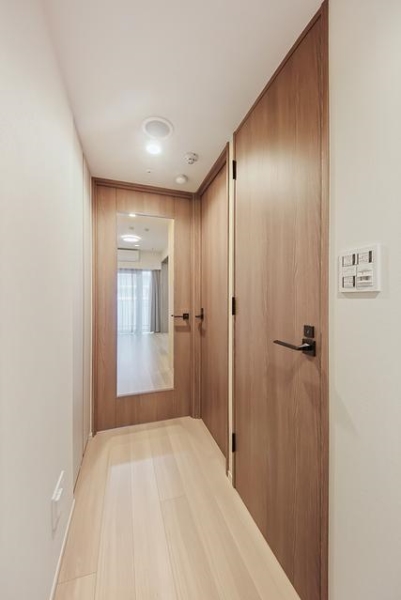 ■リビングと廊下を隔てるドアは大きく採光の取れる仕様