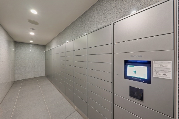 集合ポストに隣接した全体宅配ボックス