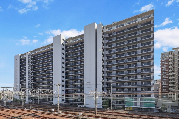 駅北口より：外観