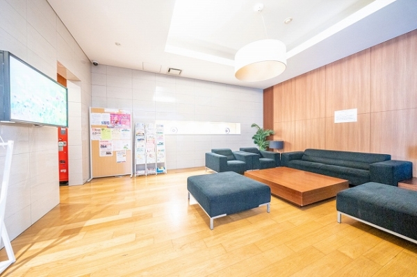 モダンと和を美しく融合させて、江戸作品によるラウンジ演出