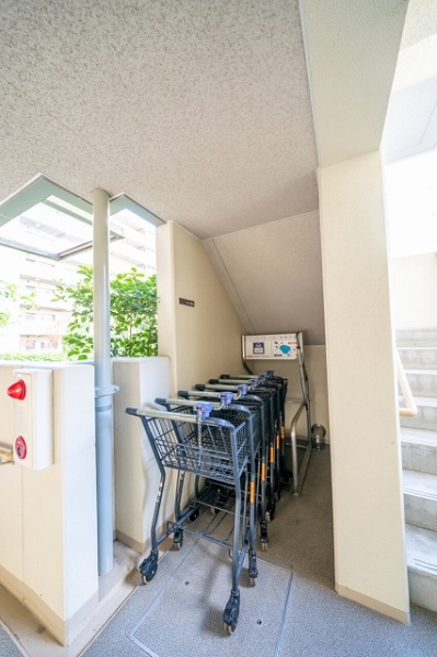 お荷物をお部屋まで運ぶのに便利なショッピングカート設置