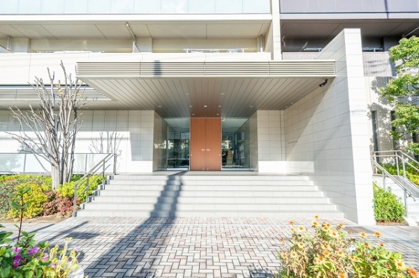 約4.5メートルの開放的な歩道空間を演出