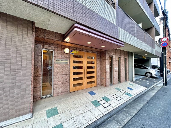 清潔感があり、管理状態の良さが伝わるエントランス