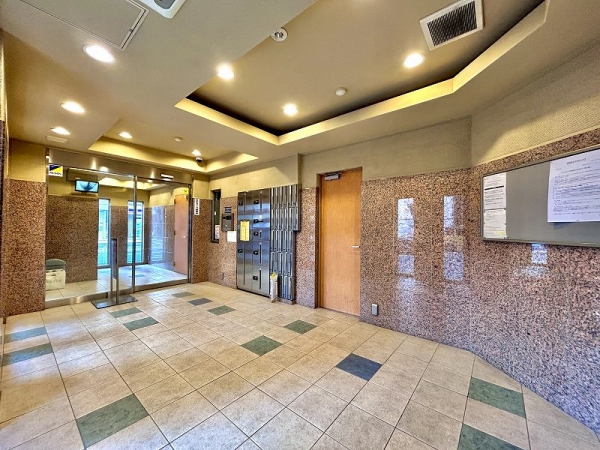 オートロック付きで、防犯面にも配慮されたエントランス