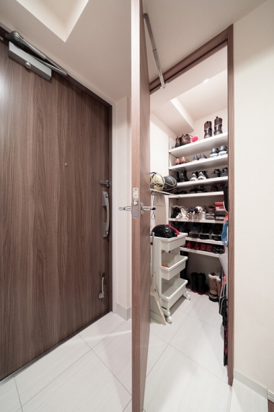 玄関にシューズインクロークがございます。