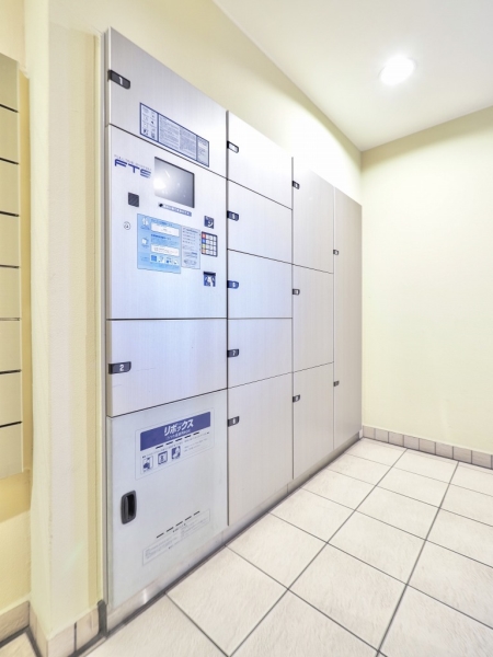 不在時にも荷物を受け取れる宅配BOXを採用！