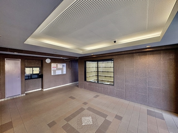 お掃除が行き届いていて、明るく清潔感があるエントランス！