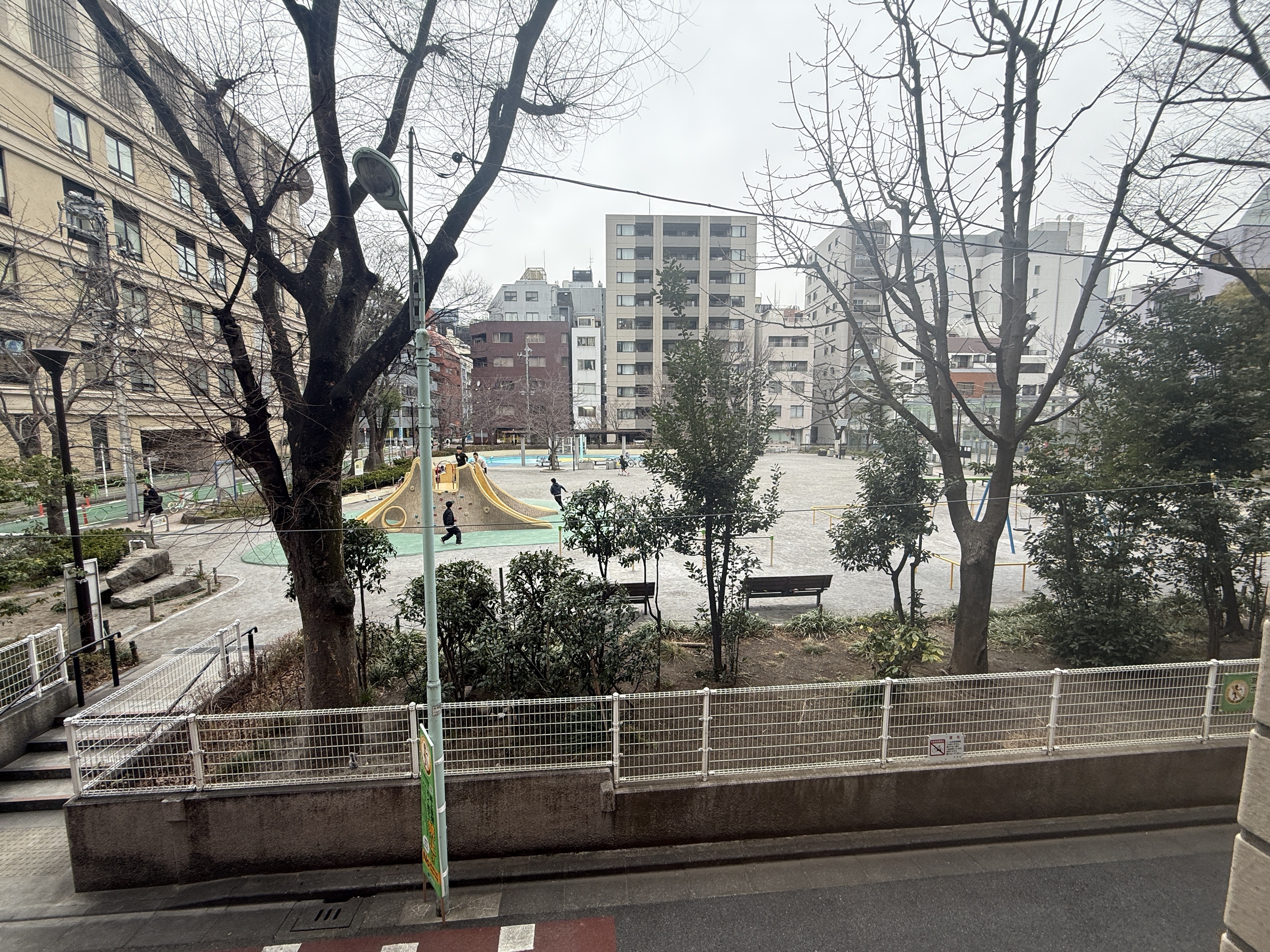 【住戸からの眺望写真】北西側前面に位置する「越前堀児童公園(徒歩1分/約70m)」の緑を望むことができ、季節に移り変わりを身近に感じられます。※眺望は将来に渡って保証するものではありません。