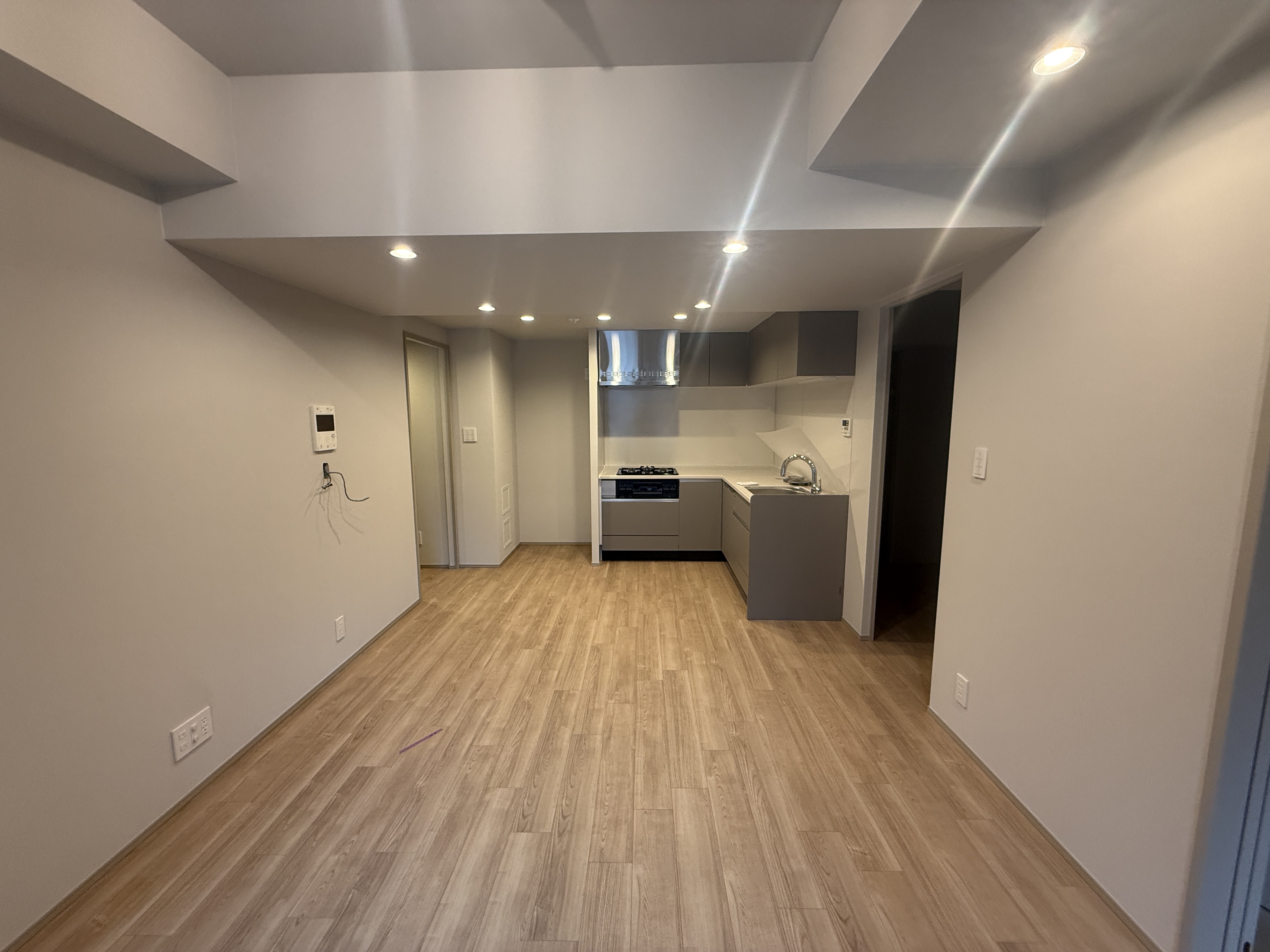 【LDK】LDKを通り各洋室にアクセスする、コミュニケーションが取りやすい間取りです。2026年3月室内リフォーム完了につき、新生活を快適にスタートしていただけます。