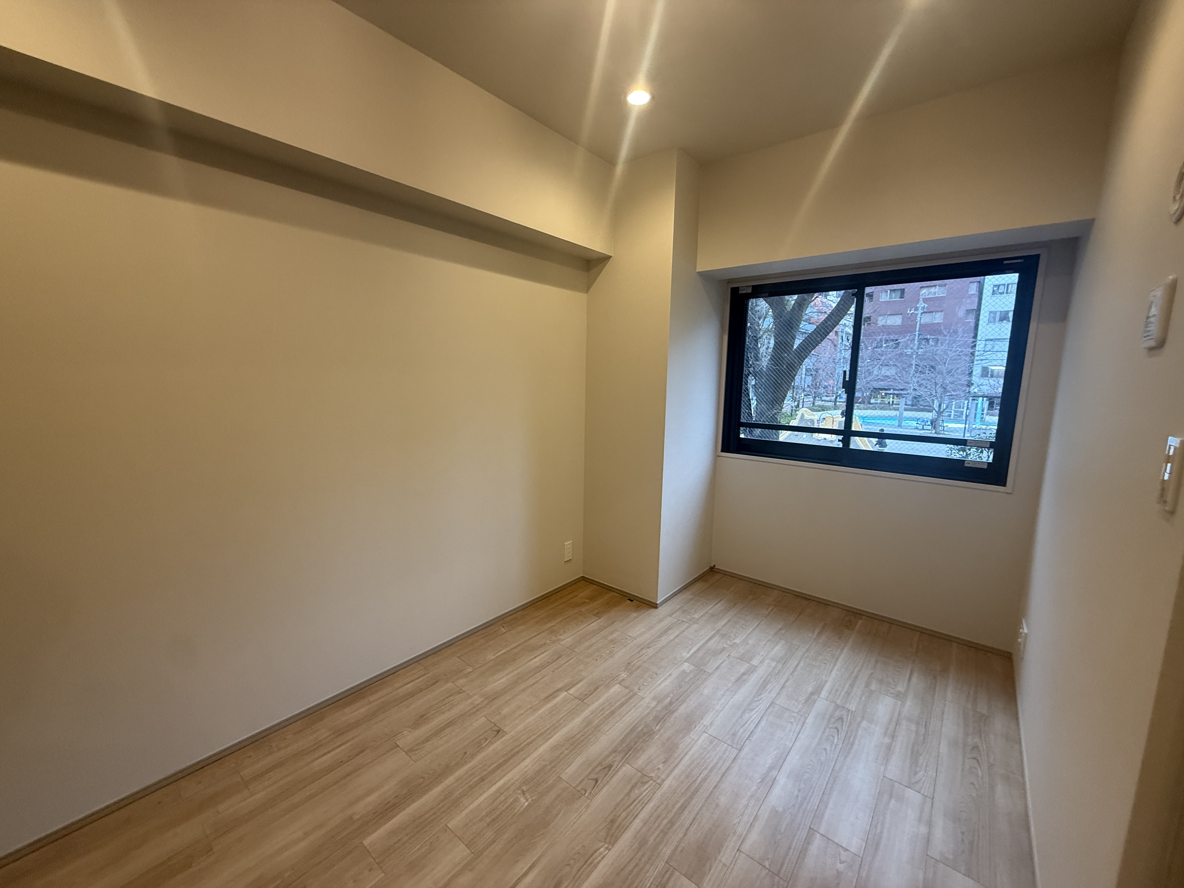 【洋室/約6.0帖】様々なインテリアに調和する、シンプルなテイストの内装が施されています。全居室、お手入れがしやすいフローリング仕様。フロアモップなどを使って、簡単にお掃除できそうです。