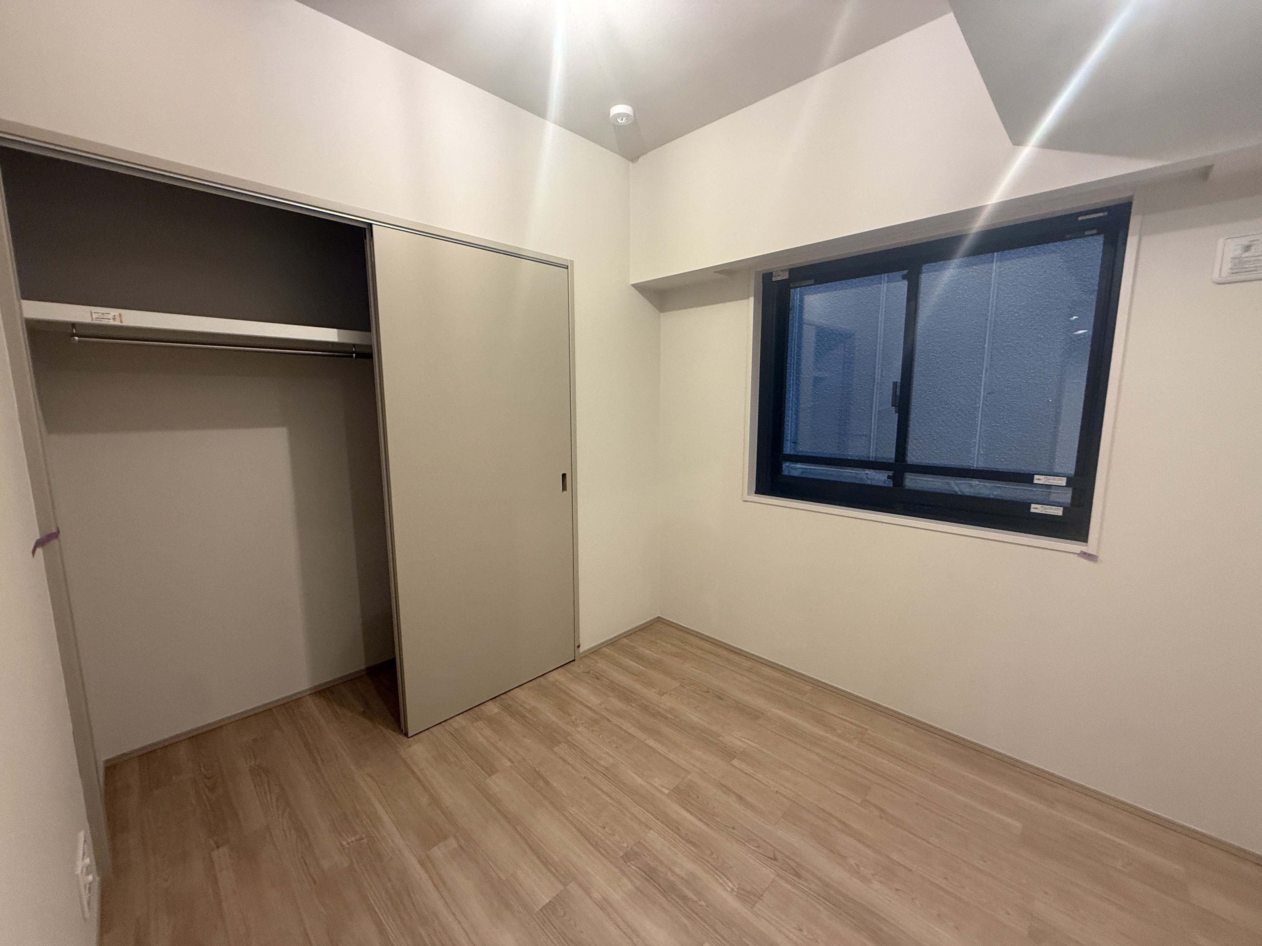 【洋室/約4.0帖】出入口やクローゼットの扉には、スペースを取らない引き戸が採用されています。クローゼット内には、ハンガーパイプ&枕棚付き。丈の長い衣類なども、かけたまま収納できます。