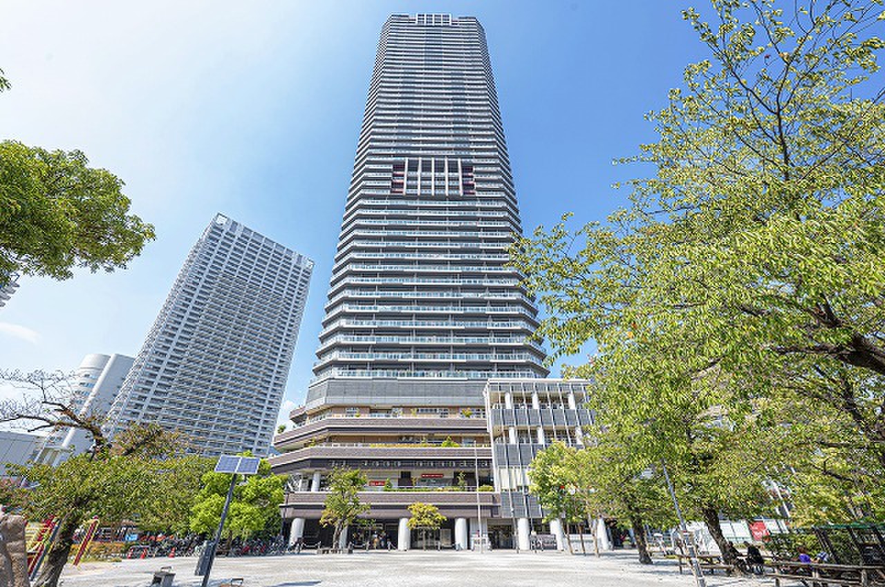 【外観写真】2010年11月築、地上53階地下3階建てのタワーマンション。都営大江戸線「勝どき」駅直結の交通アクセスの良さが魅力です。駅構内には、スーパーなどの生活施設も揃い、暮らしに便利な環境◎