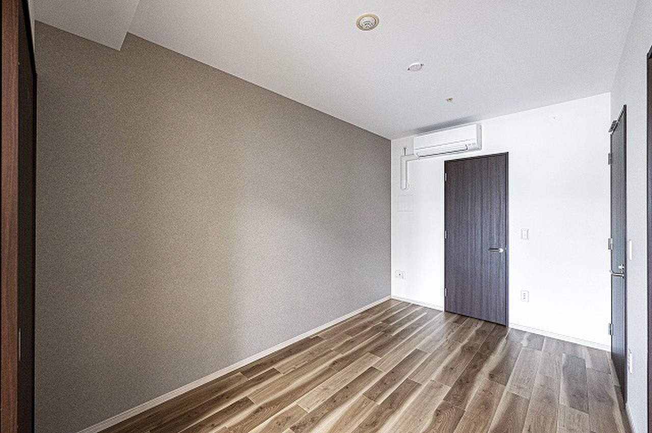 【洋室(約6.0帖)】WIC付きの洋室です。ベッドや机などを配置できる広さがあり、主寝室としてもおすすめ◎廊下側からの出入りも可能です。/2023年10月フローリング・クロス貼替、エアコン設置