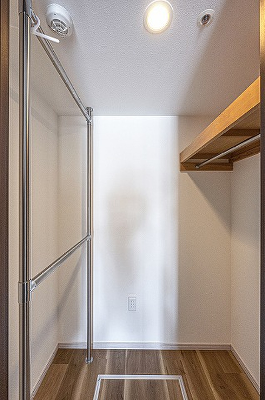 【WIC】枕棚・ハンガーパイプ付きで、空間を余すことなく活用できます。衣類や小物はもちろん、スーツケースや季節家電などの収納も可能◎/2023年10月フローリング・クロス貼替