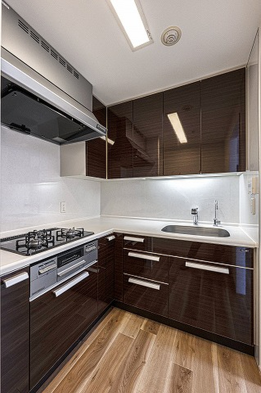 【キッチン】効率良く作業ができるL字型キッチンが採用されています。上下に豊富な収納が備わっており、キッチンまわりをすっきり保てそうです。/2023年10月ガスコンロ交換、フローリング・クロス貼替