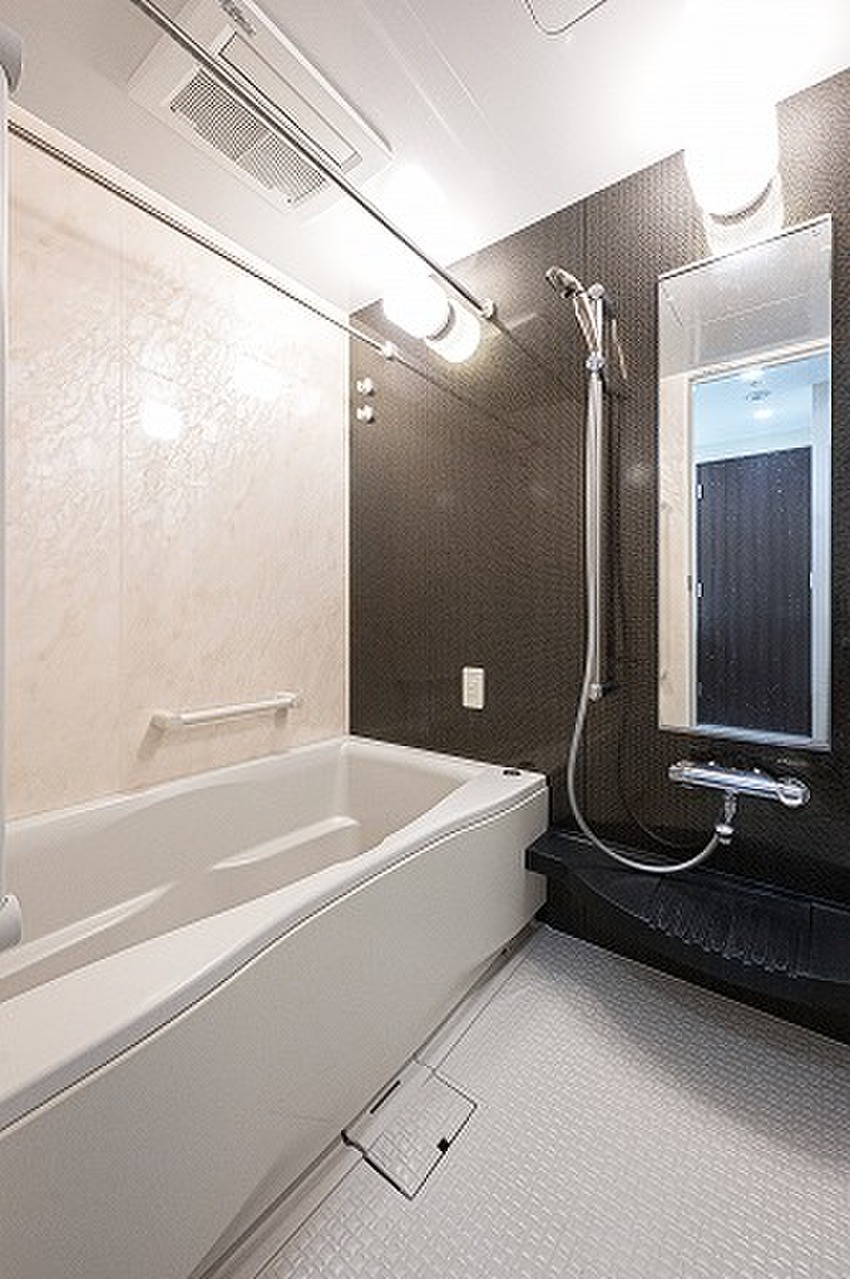 【浴室】ブラウンのアクセントパネルが採用された、温かみのある雰囲気の浴室。浴室乾燥機が備わり、天候や時間帯に関係なく、洗濯物を気持ちよく乾かせます。