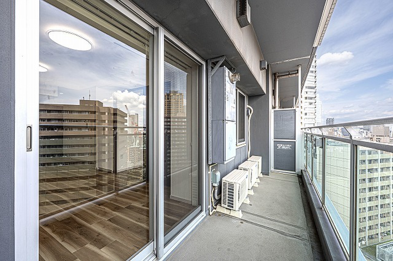 【バルコニー】リビング・ダイニングの掃き出し窓から出入り可能な東向きバルコニー。物干し金物付きで洗濯物もたっぷりと干せそうです。仕事や家事の合間の休憩スペースとしても◎