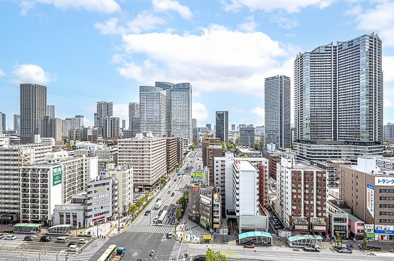 【眺望】地上13階、東向きバルコニーからの眺望です。視界を遮るような高い建物がなく、開放感のある景色を望めます。※眺望は将来に渡って保証するものではありません。